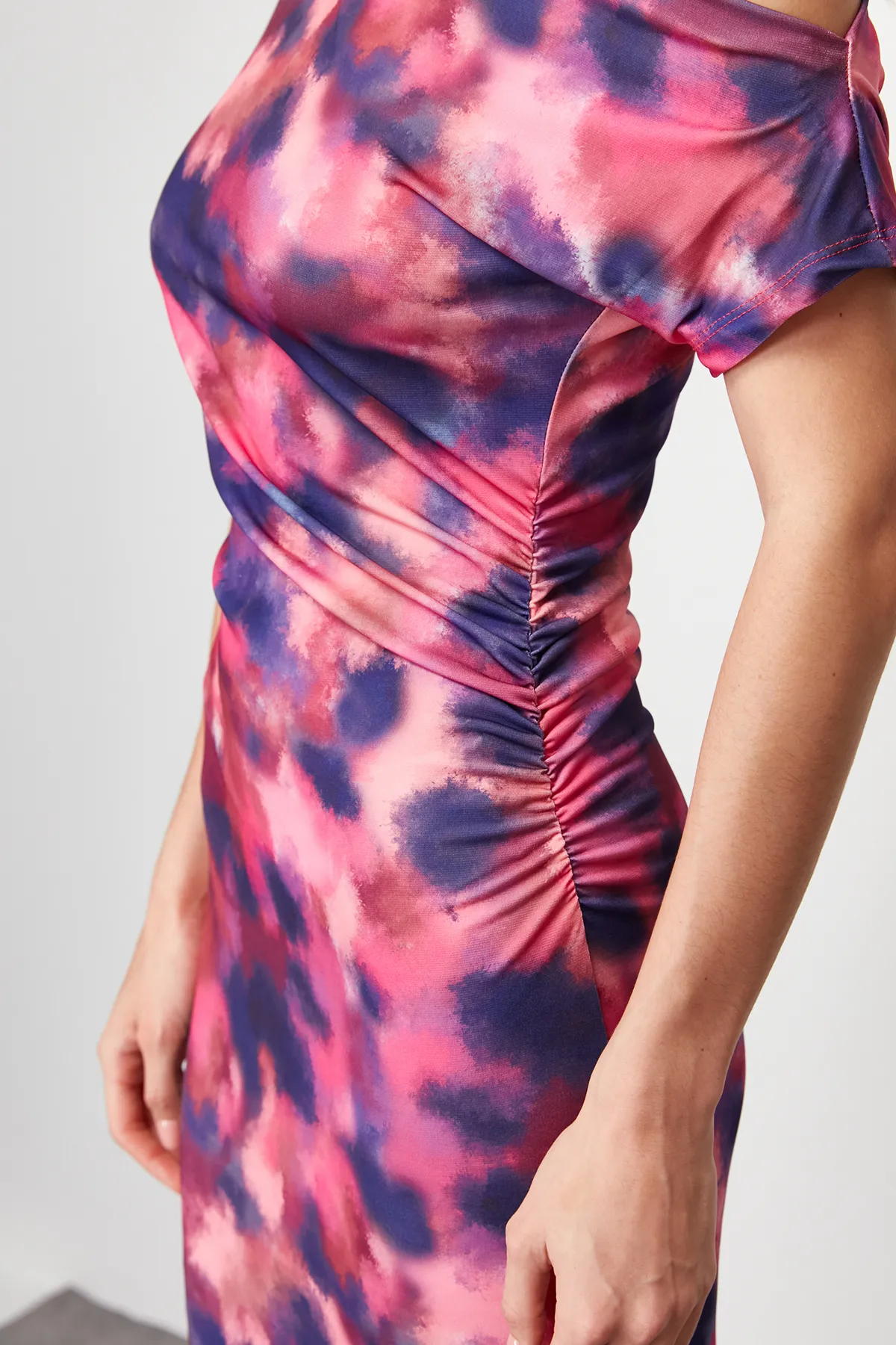 Trendyol Collection  Mehrfarbig bedrucktes, figurbetontes, ärmelloses Stretch-Strick-Midi-Bleistiftkleid mit U-Boot-Ausschnitt TWOSS24EL00662