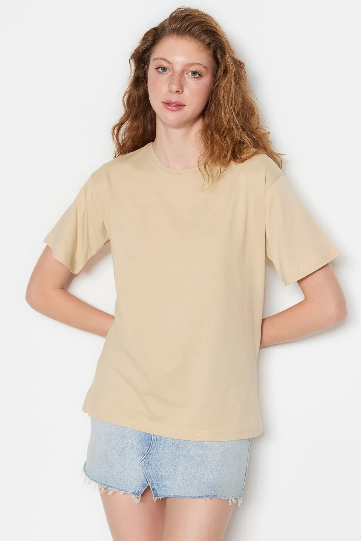 Trendyol Collection  Beigefarbenes, übergroßes/weites Strick-T-Shirt mit Rundhalsausschnitt aus 100 % Baumwolle TWOSS20TS0134