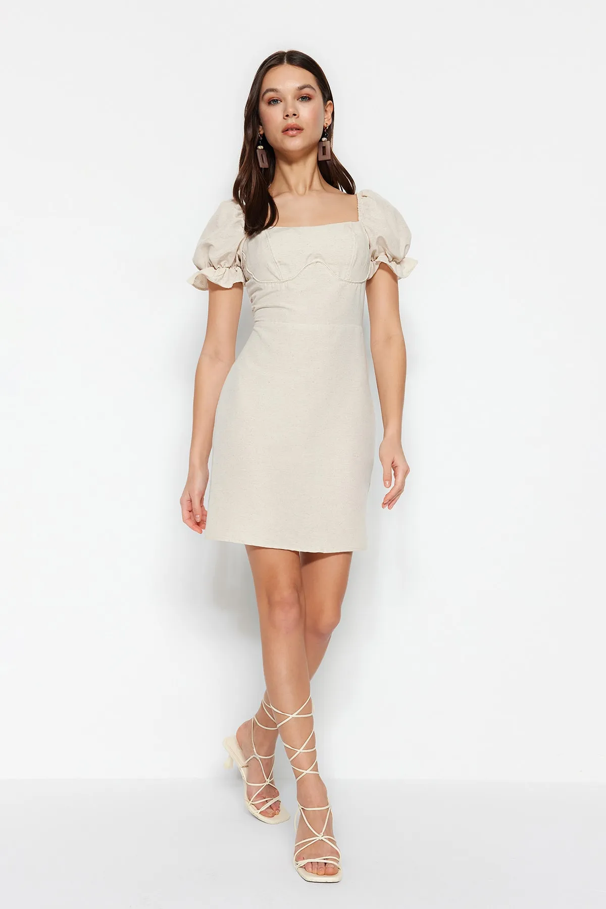 Trendyol Collection  Beigefarbenes Webkleid mit Ballonärmeln TWOSS23EL01765