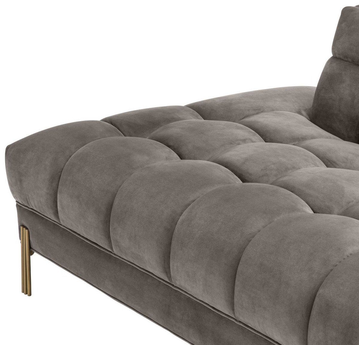 Casa Padrino Loungesofa Luxus Lounge Sofa Grau - Greige / Messingfarben 223 x 95 x H. 68 cm - Rechtsseitiges Wohnzimmer Sofa mit edlem Samtsoff und 2 Kissen