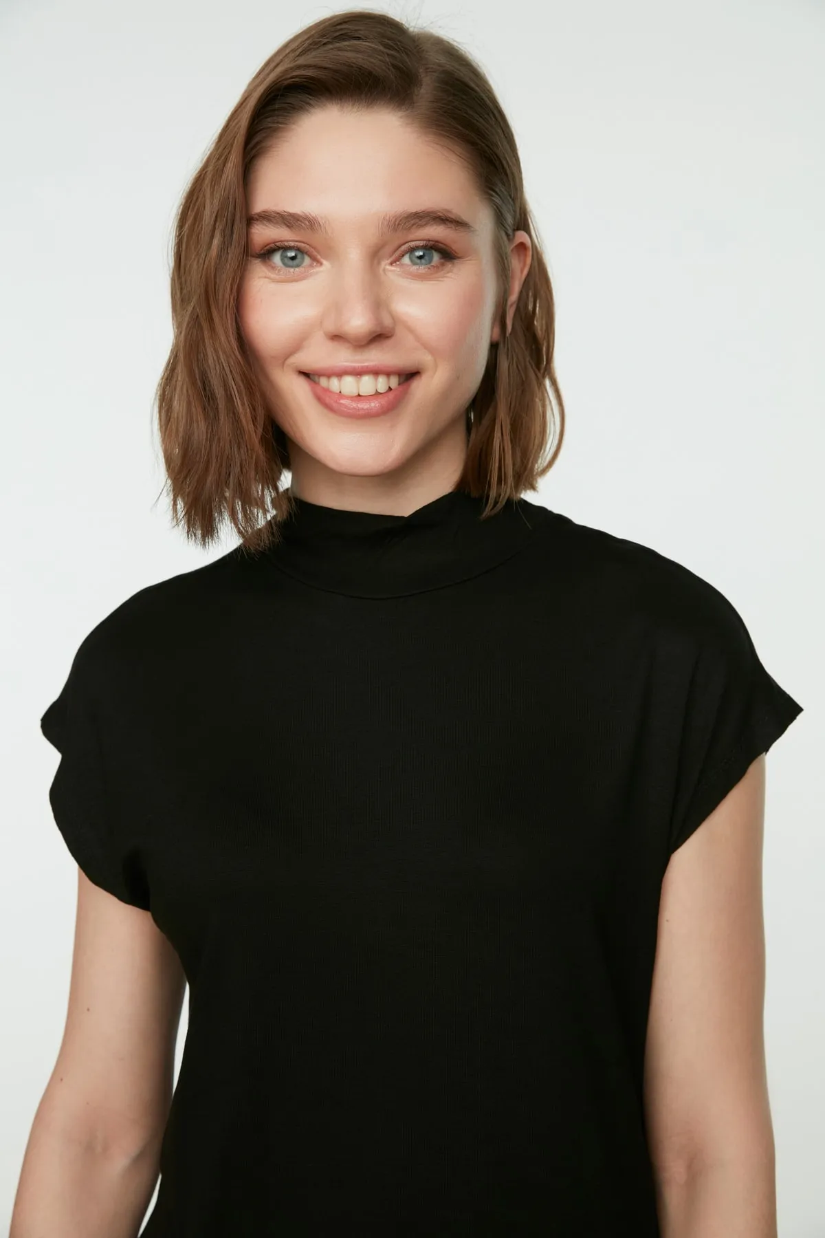 Trendyol Modest  Schwarz-weißes 2er-Pack ärmellose Unterwäsche-Liner-Tunika mit Stehkragen TCTSS21UK0033
