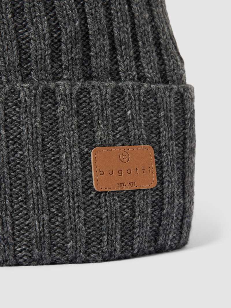 Mütze mit Label-Patch in mittelgrau