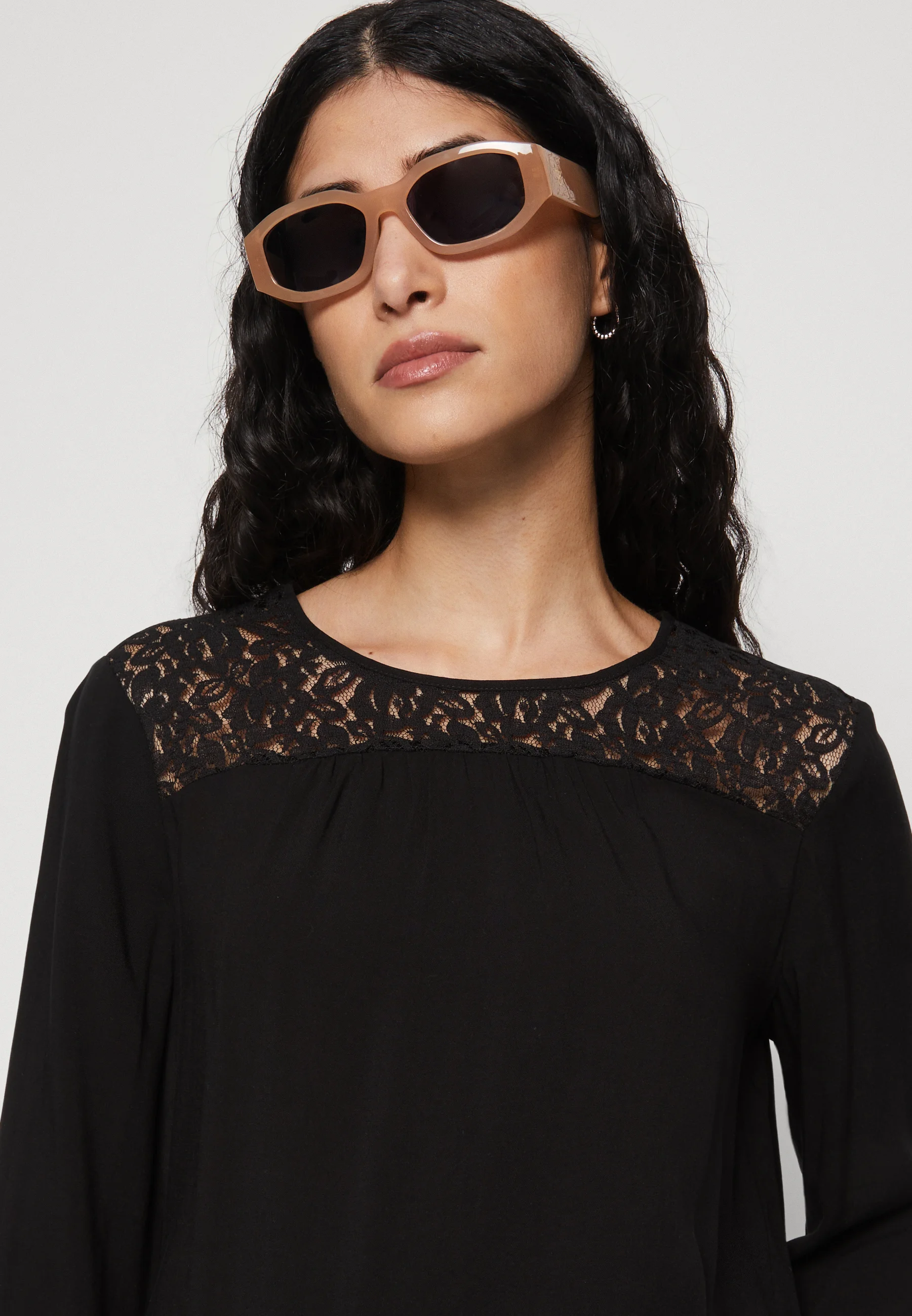 Vero Moda Petite VMLILOU O NECK DETAIL - Blusa