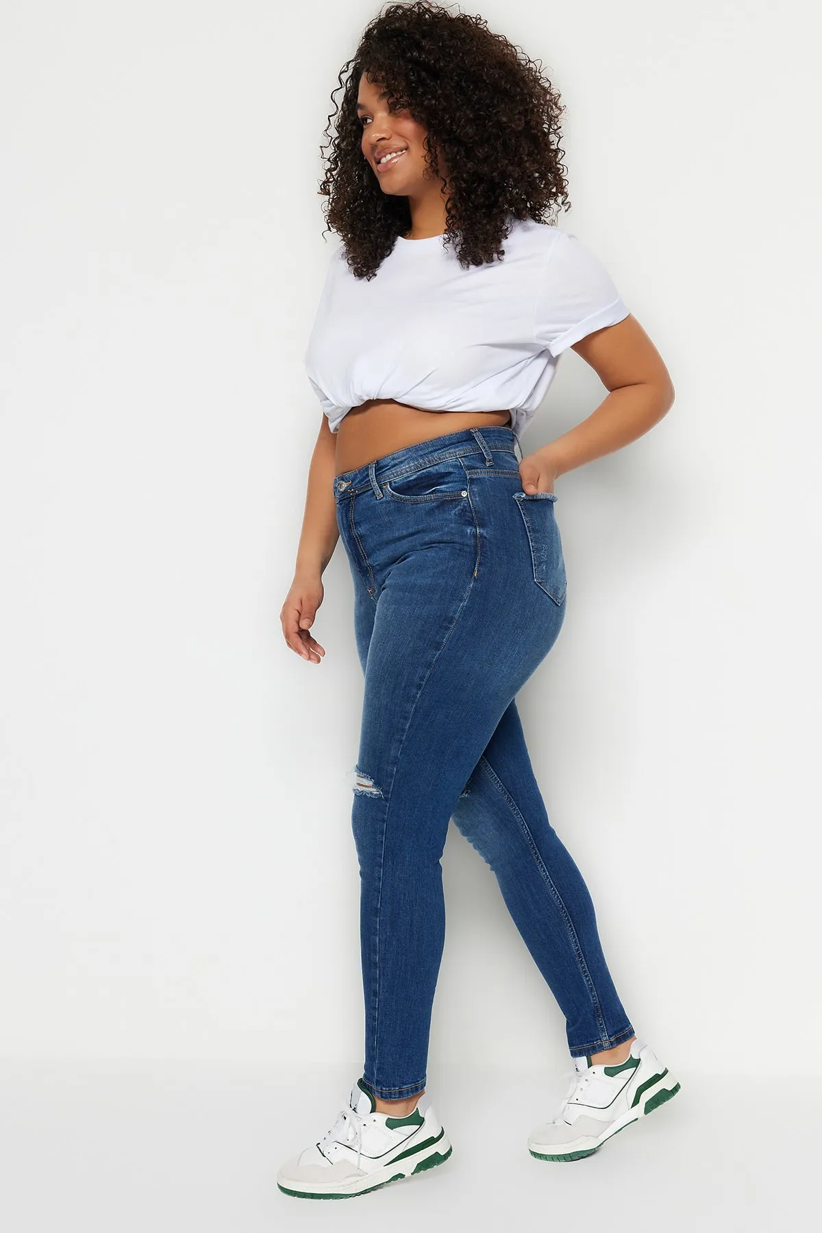 Trendyol Curve  Dunkelblaue, dehnbare Skinny-Jeans mit hoher Taille und Destroy-Details TBBSS23CJ00014