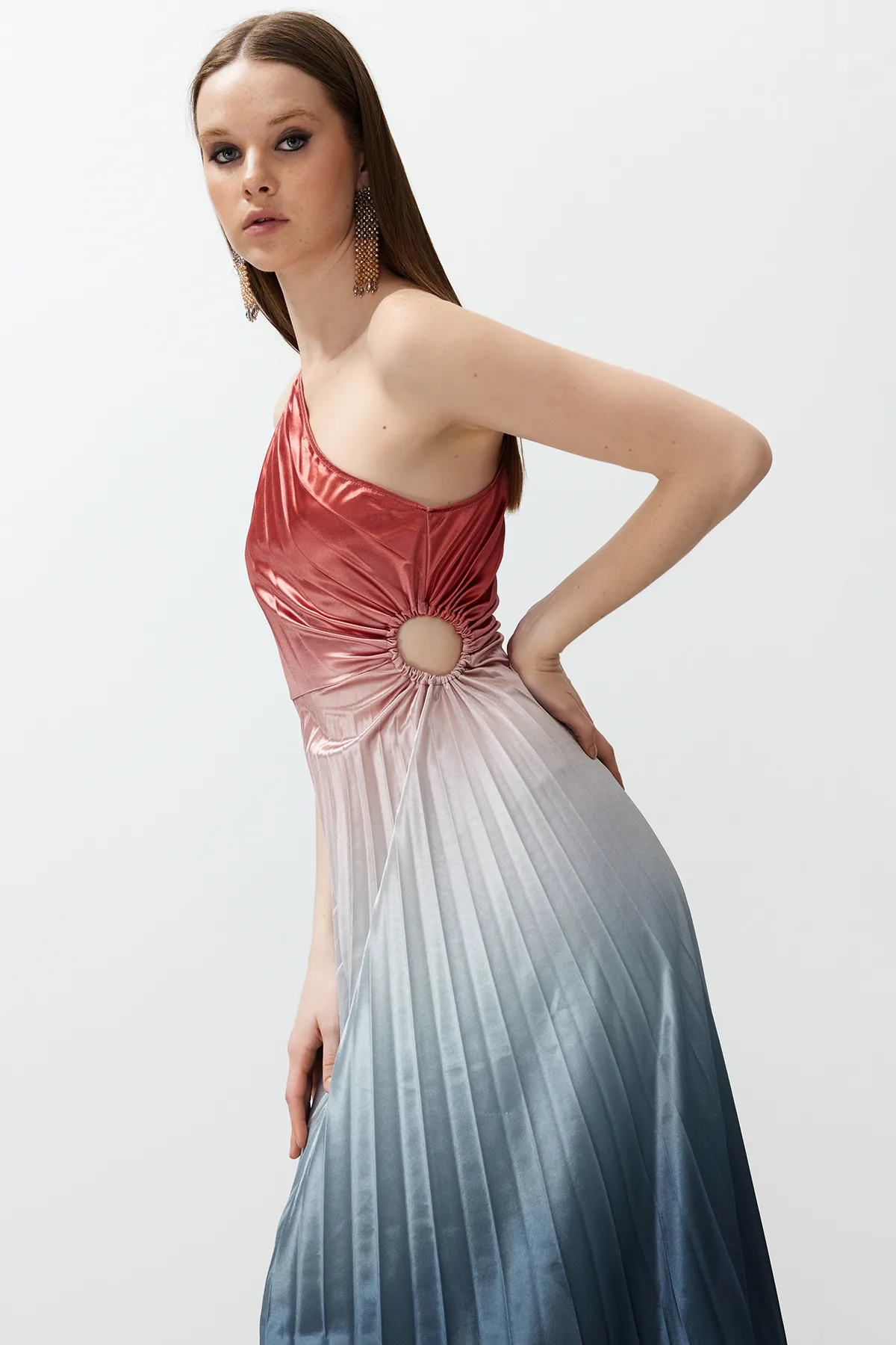 Trendyol Collection  Mehrfarbiges, asymmetrisches, gestricktes, plissiertes Satin-Abendkleid mit Detail TPRSS23EL00557