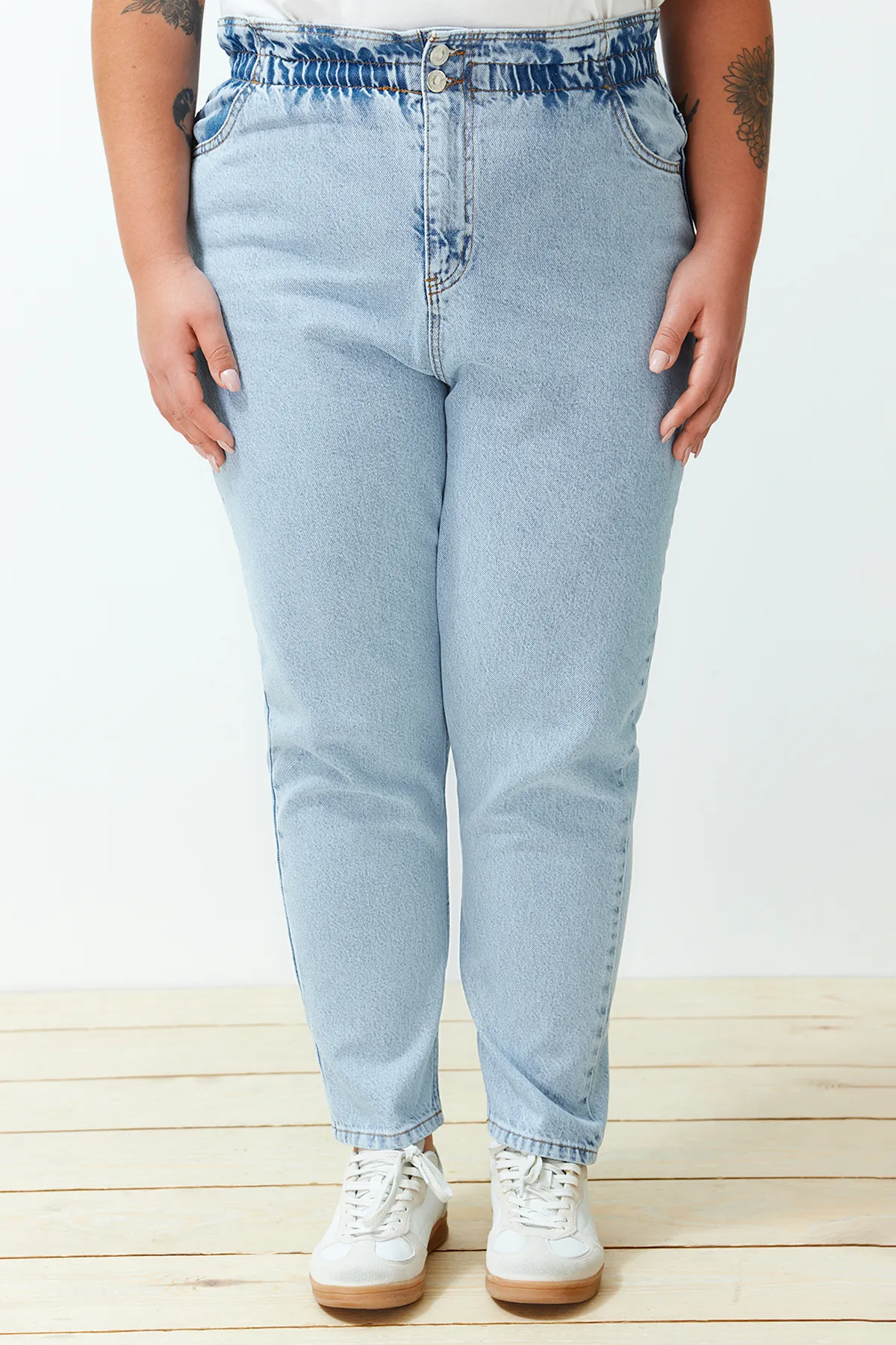 Trendyol Curve  Blaue Mom-Jeans mit hoher Taille und elastischem Bund TBSSS22JE00009