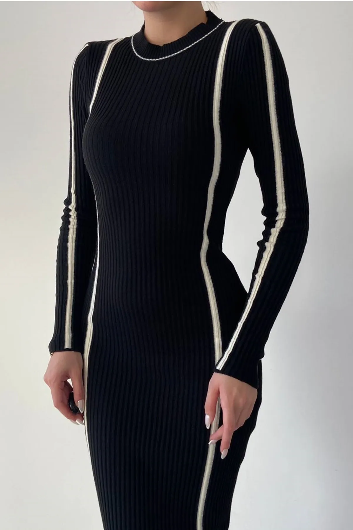 lovebox  Schwarzes Midikleid aus dehnbarem Strickstoff mit Streifenmuster und Rundhalsausschnitt, langen Ärmeln, 188