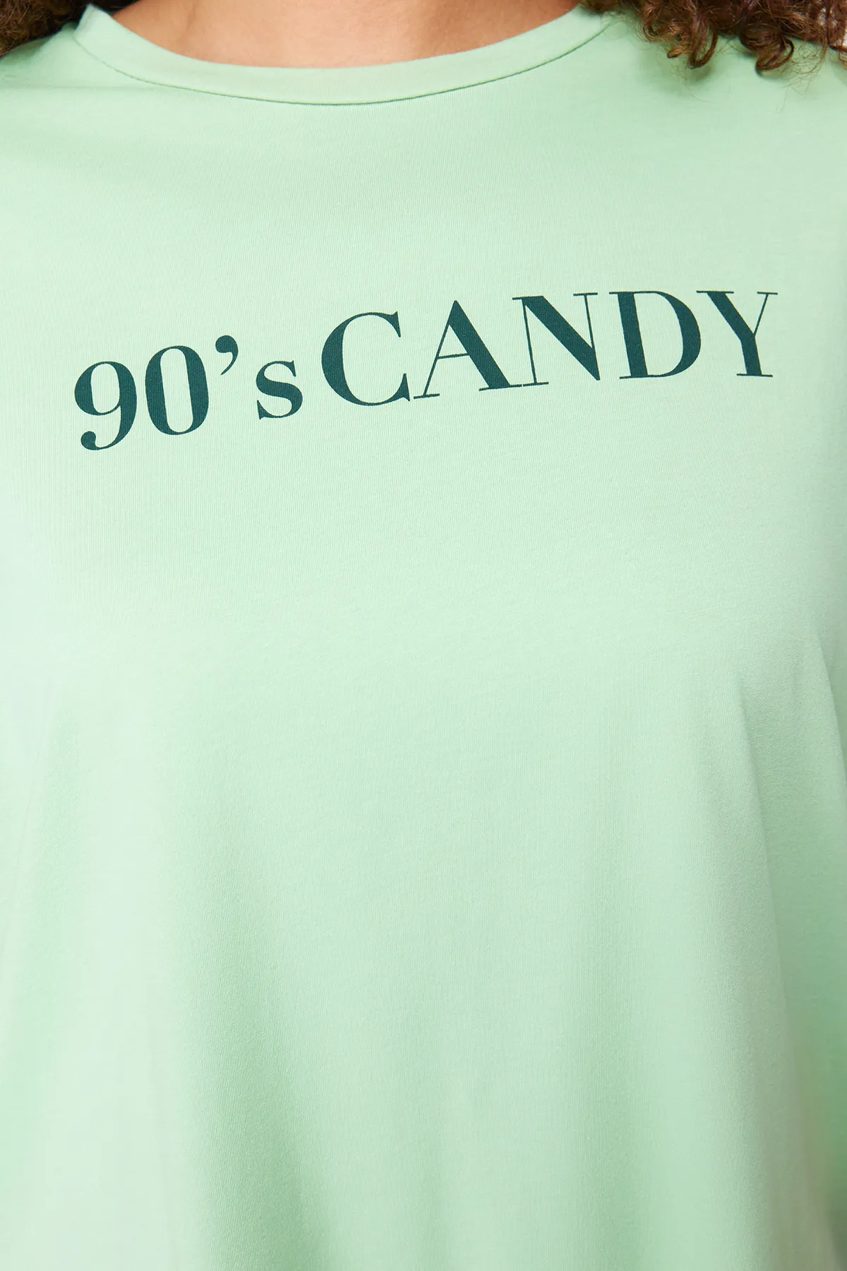 Trendyol Curve  Mintfarbenes, bedrucktes Strick-T-Shirt mit Rundhalsausschnitt und weiter Passform TBBSS23BF00015