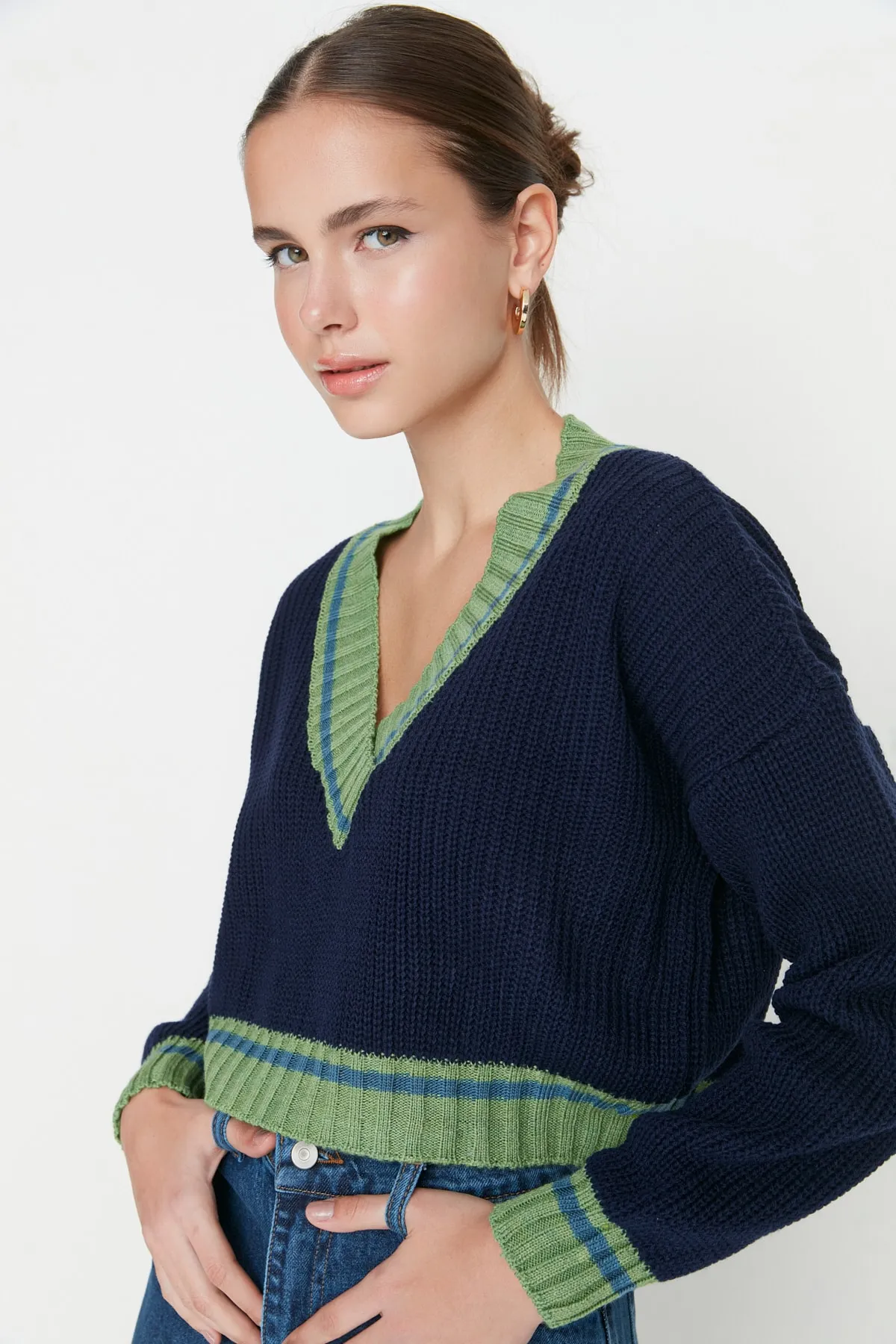 Trendyol Collection  Marineblauer kurzer Strickpullover mit V-Ausschnitt TWOAW22KZ1492