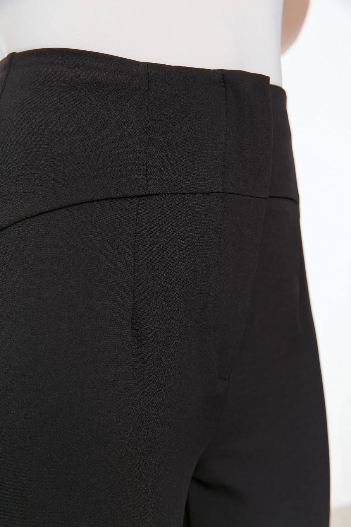 Trendyol Collection  Schwarze gewebte Zigarettenhose mit schmalem Bein und Ziernähten an der Taille TWOSS20PL0388