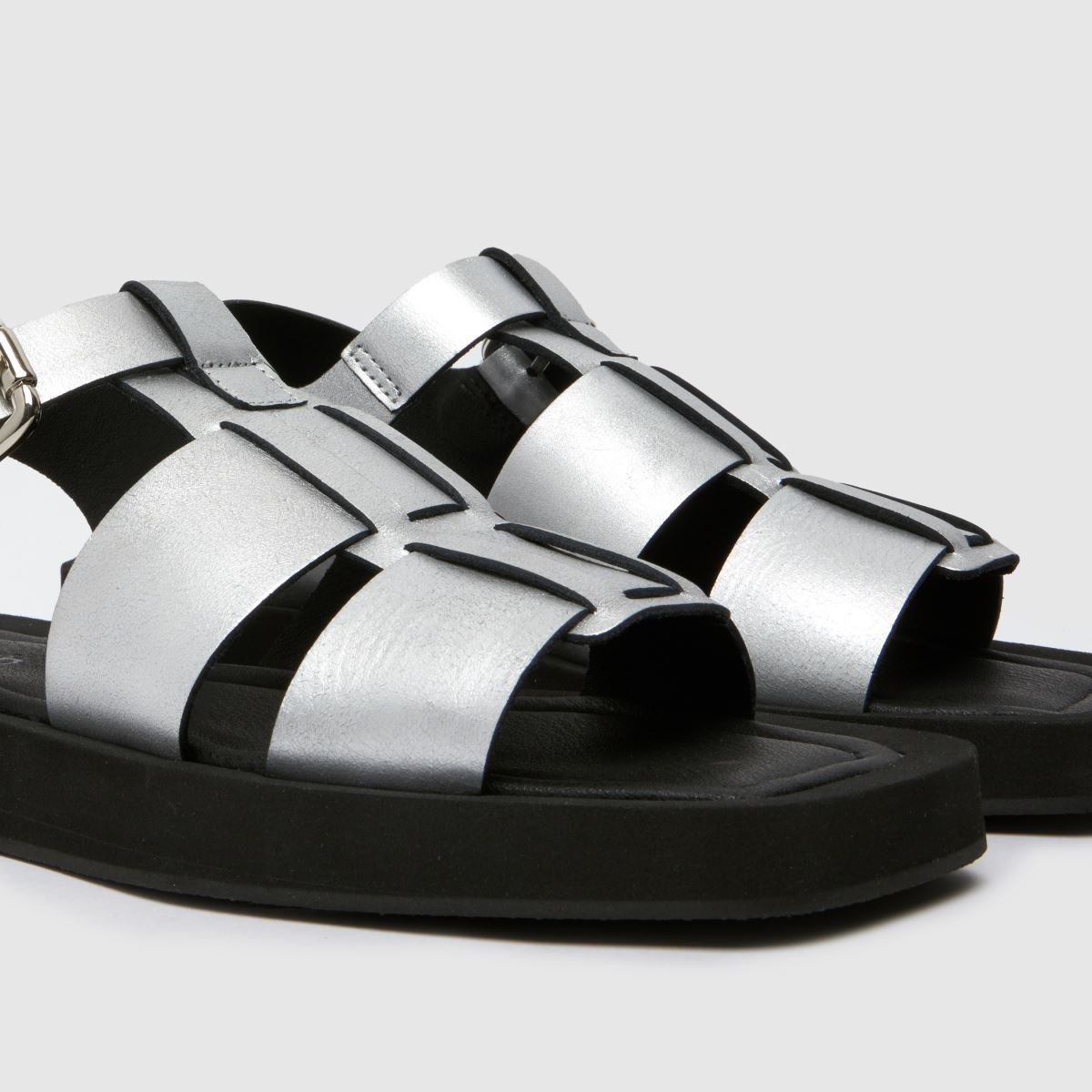 Schuh Thea – Silverfärgade fiskarsandaler i läder