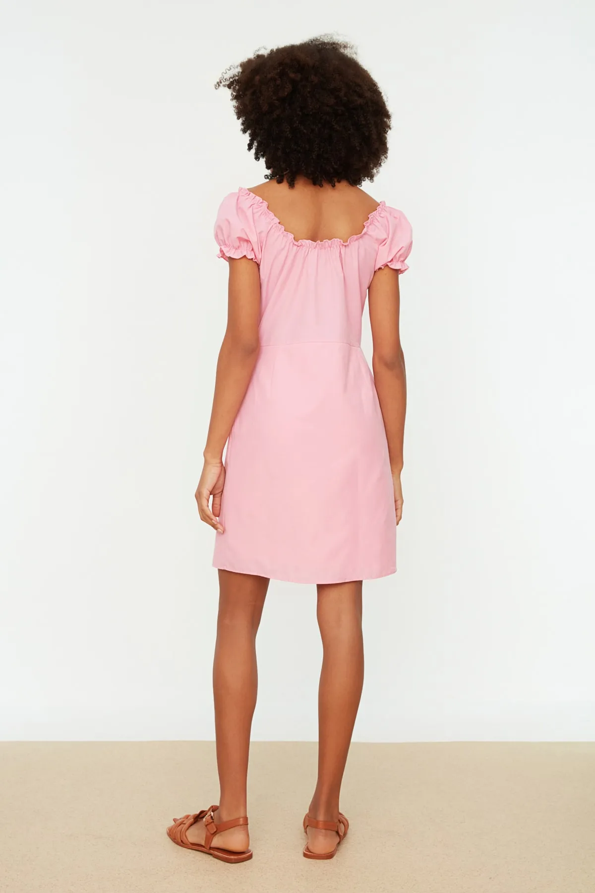 Trendyol Collection  Rosafarbenes, figurbetontes, gefüttertes Mini-Webkleid mit Bindedetail TWOSS20EL2206