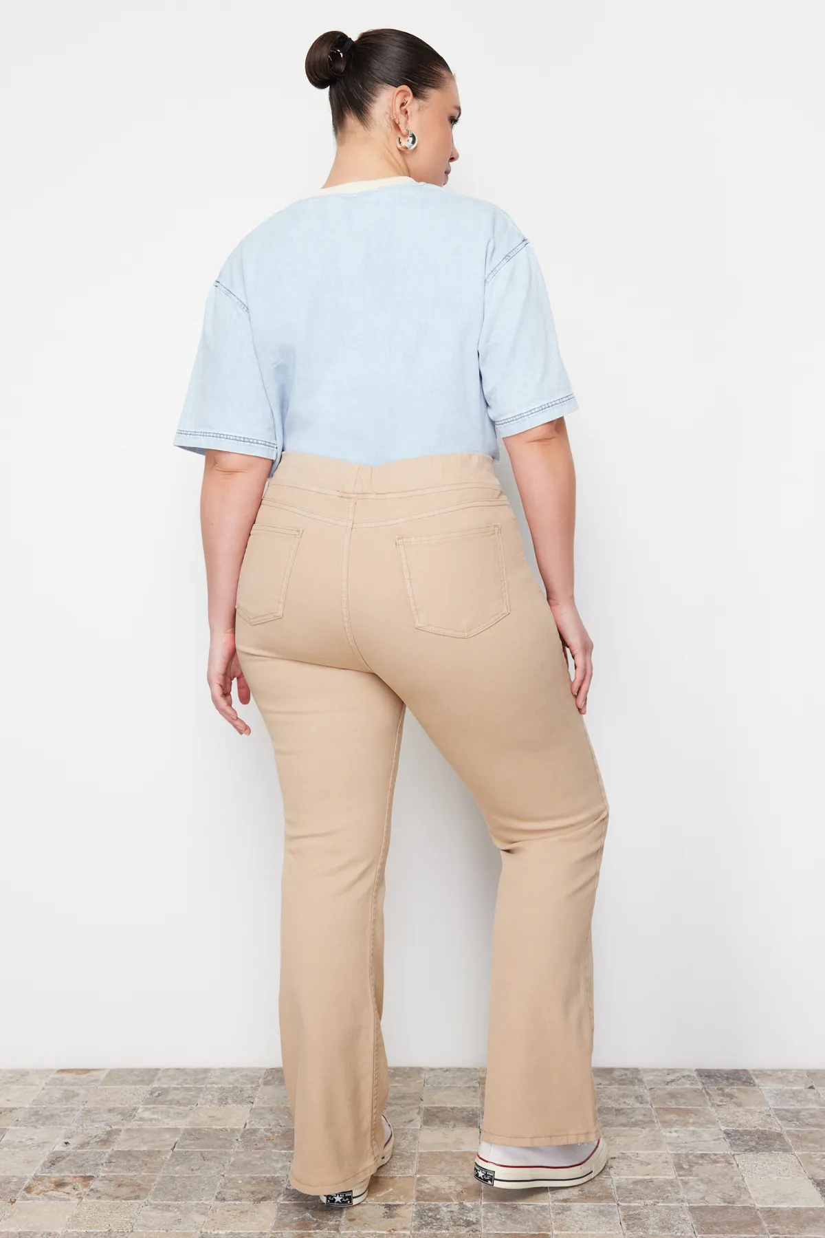 Trendyol Curve  Beigefarbene Jeans mit spanischem Bein und elastischem Bund TBBAW23CJ00060