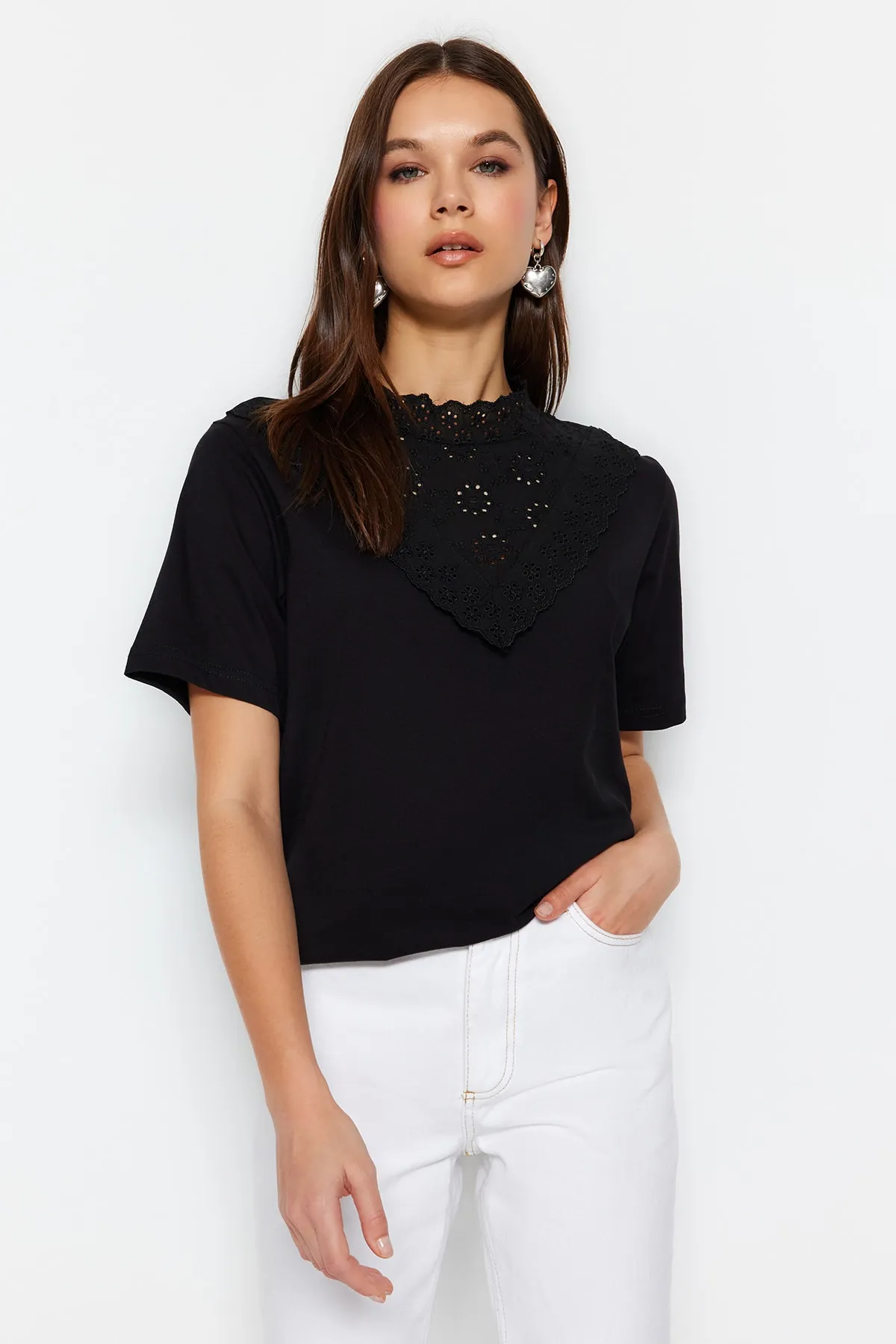 Trendyol Collection  Schwarze bestickte Strickbluse aus Baumwolle mit hohem Kragen und Grundmuster TWOSS23BZ00879