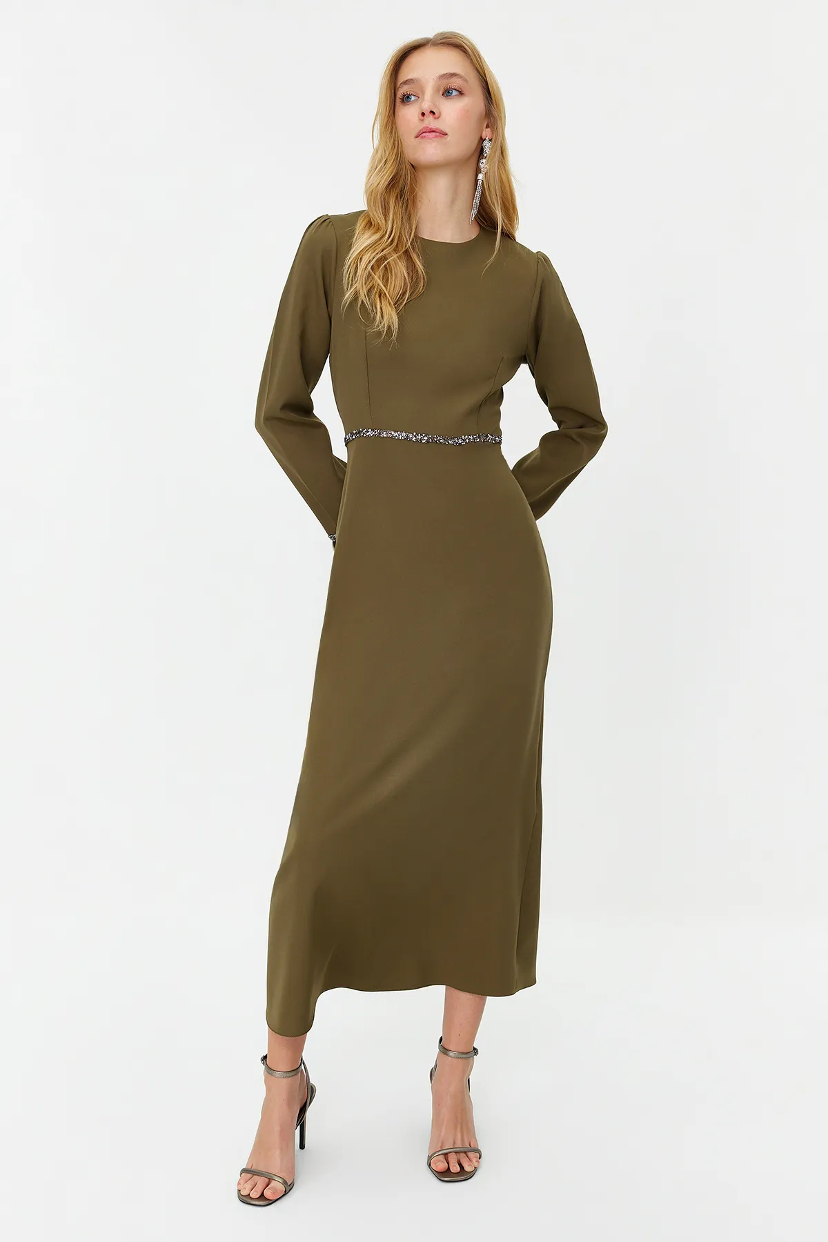 Trendyol Modest  Khakifarbenes Abendkleid mit Stein- und Manschettendetails TCTSS23DB00039