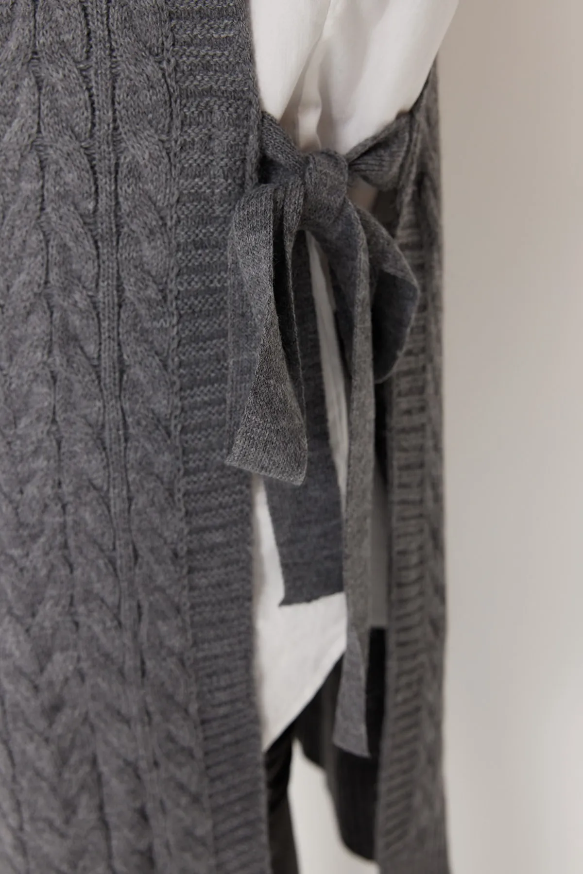 Trendyol Modest  Anthrazitfarbener geflochtener Strickpullover mit Schnürung an der Taille TCTAW22UV0018
