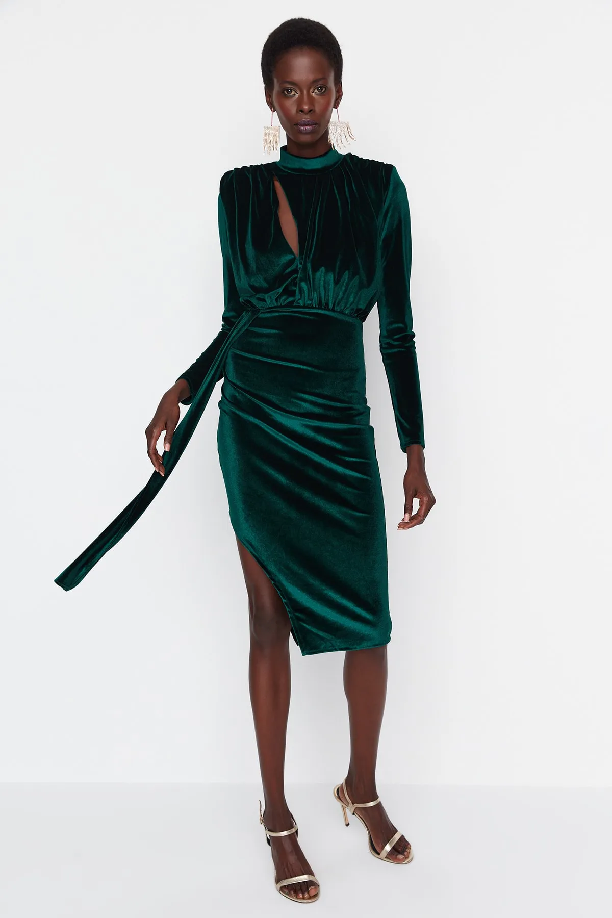 Trendyol Collection  Smaragdgrünes, detailliertes, drapiertes Samt-Abendkleid TPRAW23EL00202