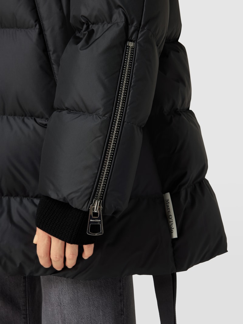 Steppjacke mit Label-Detail in schwarz