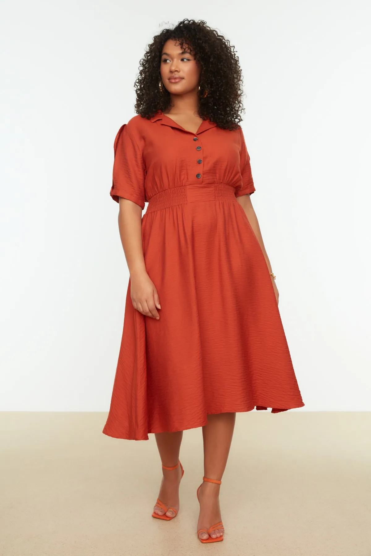 Trendyol Curve  Orangefarbenes Kleid mit gewebter elastischer Taille und Knopfdetail TBBSS22EL1563