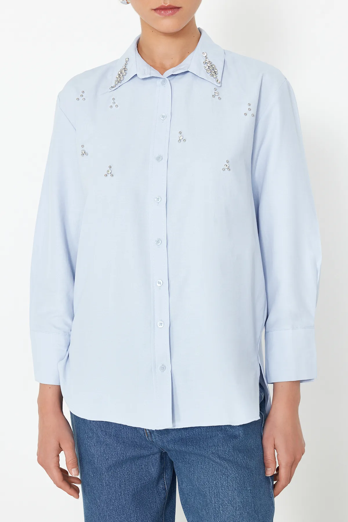 Trendyol Collection  Hellblaues gewebtes Hemd mit Steindetail - Regular Fit TWOSS24GO00069
