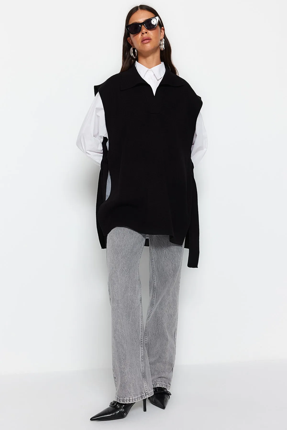 Trendyol Modest  Schwarzer Strickpullover mit Polokragen und seitlichem Bindeband TCTAW24UV00028
