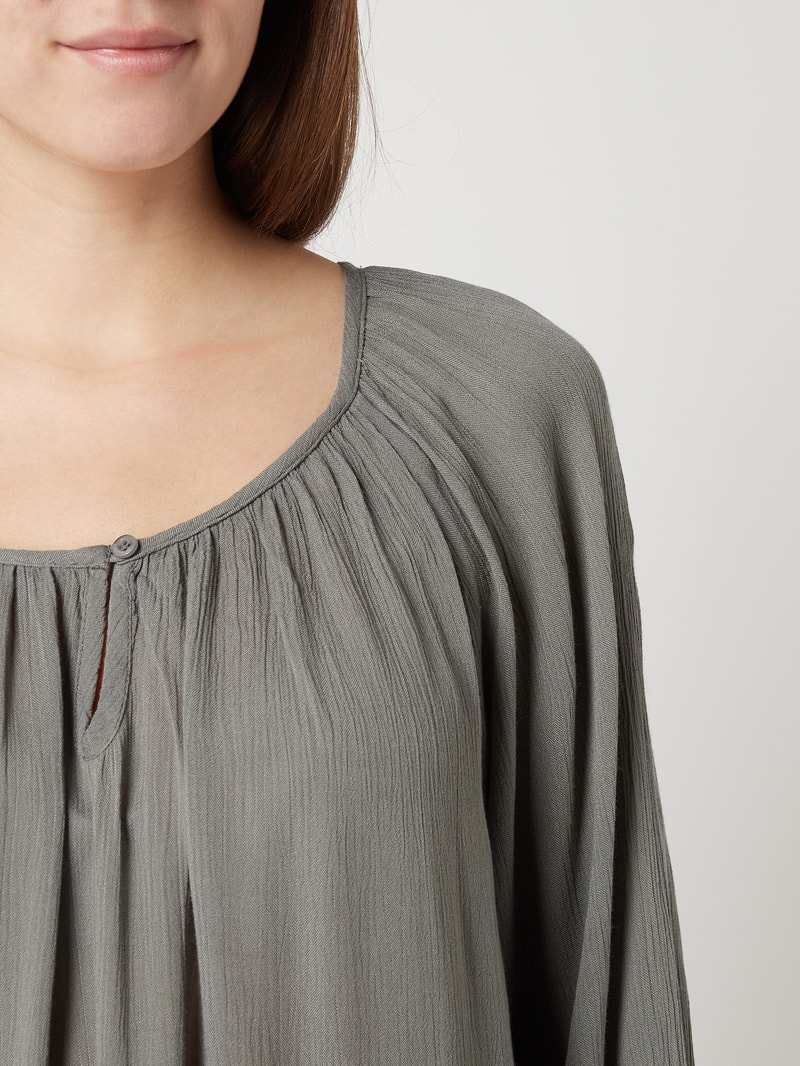 Blusenshirt aus Viskose in Crinkle-Optik in mittelgrau