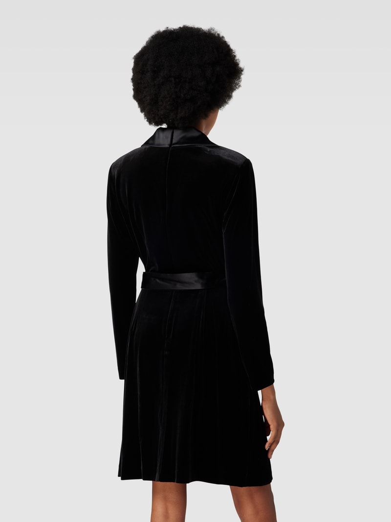 Knielanges Cocktailkleid mit Taillengürtel in schwarz