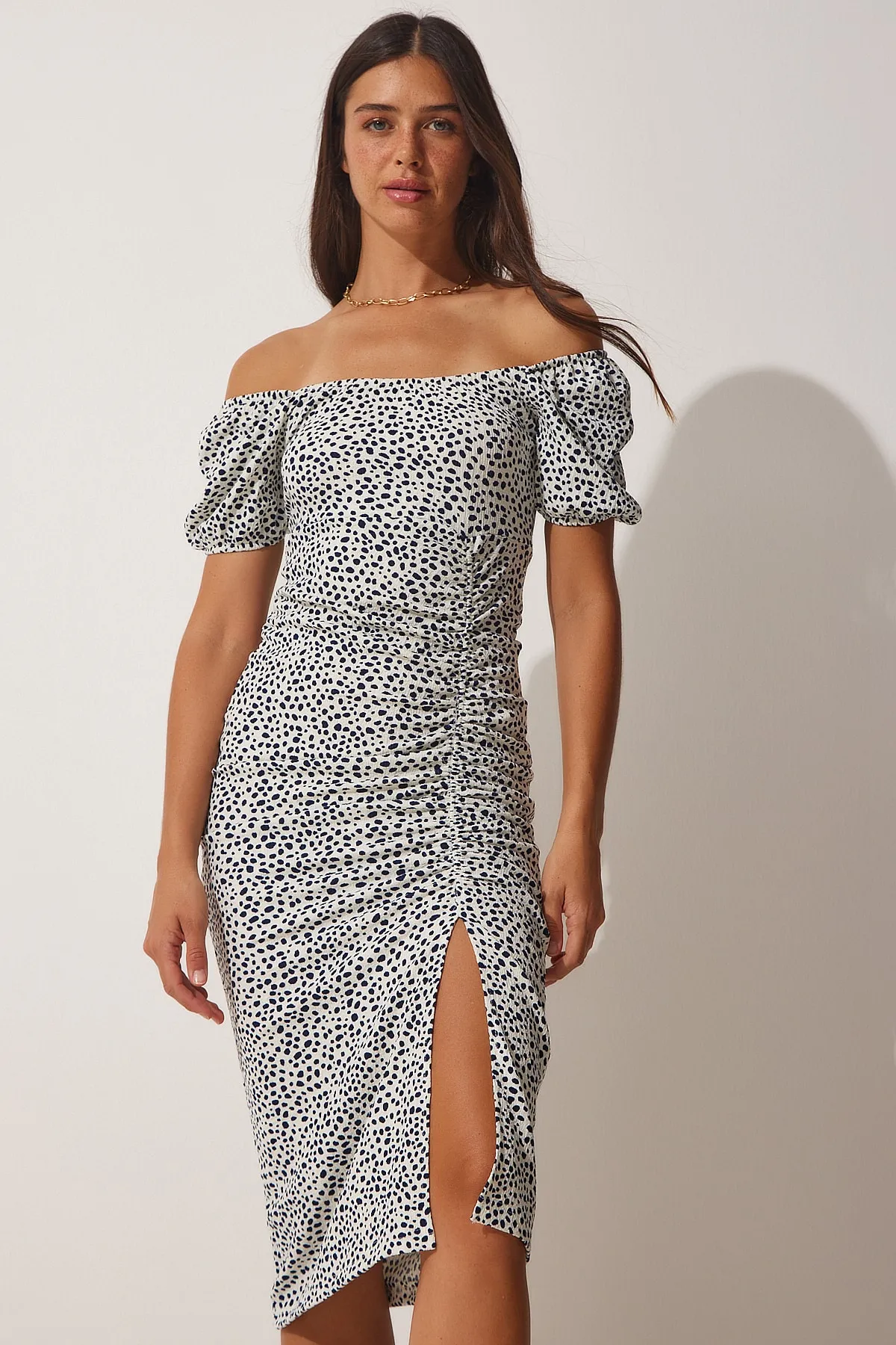 Happiness İstanbul  Damen-Sommerkleid aus gerafftem Saran in Weiß und Schwarz DD01202