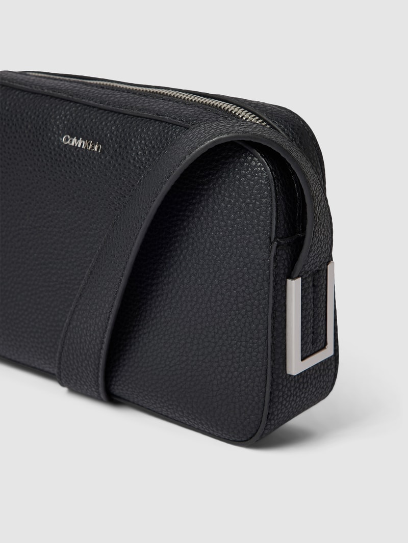 Umhängetasche mit Label-Applikation in schwarz