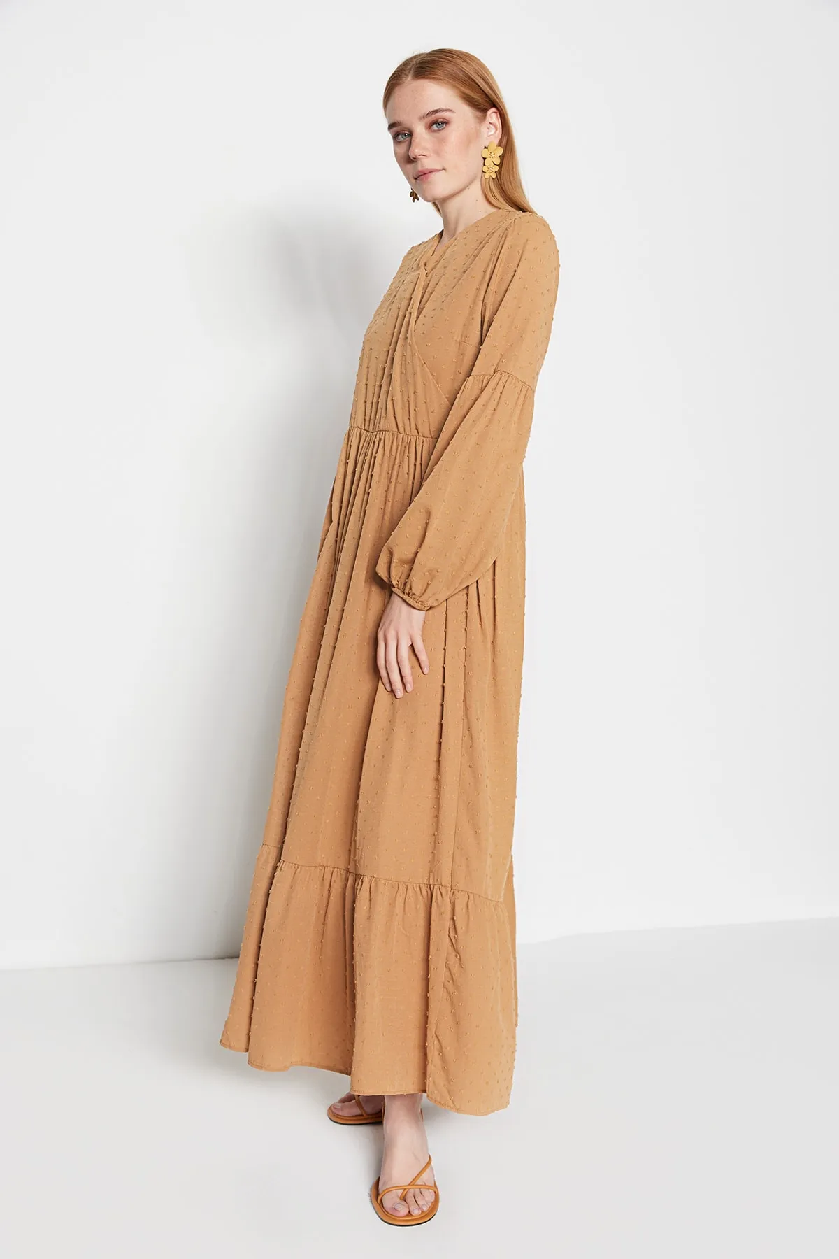 Trendyol Modest  Kamelfarbenes, gewebtes Kleid mit zweireihigem Kragen und Strukturstoff TCTSS23EB00296
