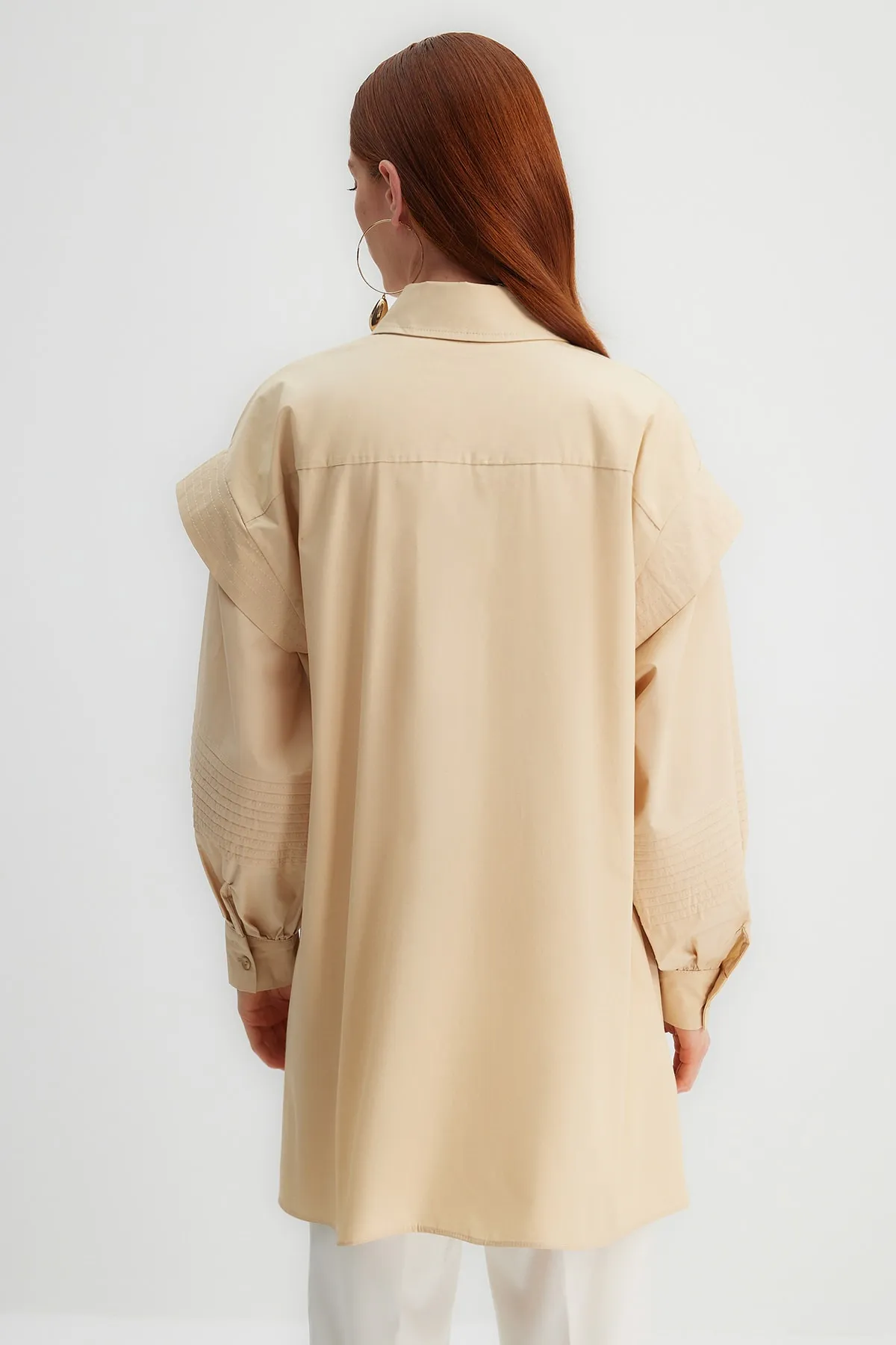 Trendyol Modest  Kevser Sarıoglu Weißes Hemd aus 100 % gewebtem Popeline mit gerippten Nähten TCLSS23TG00002
