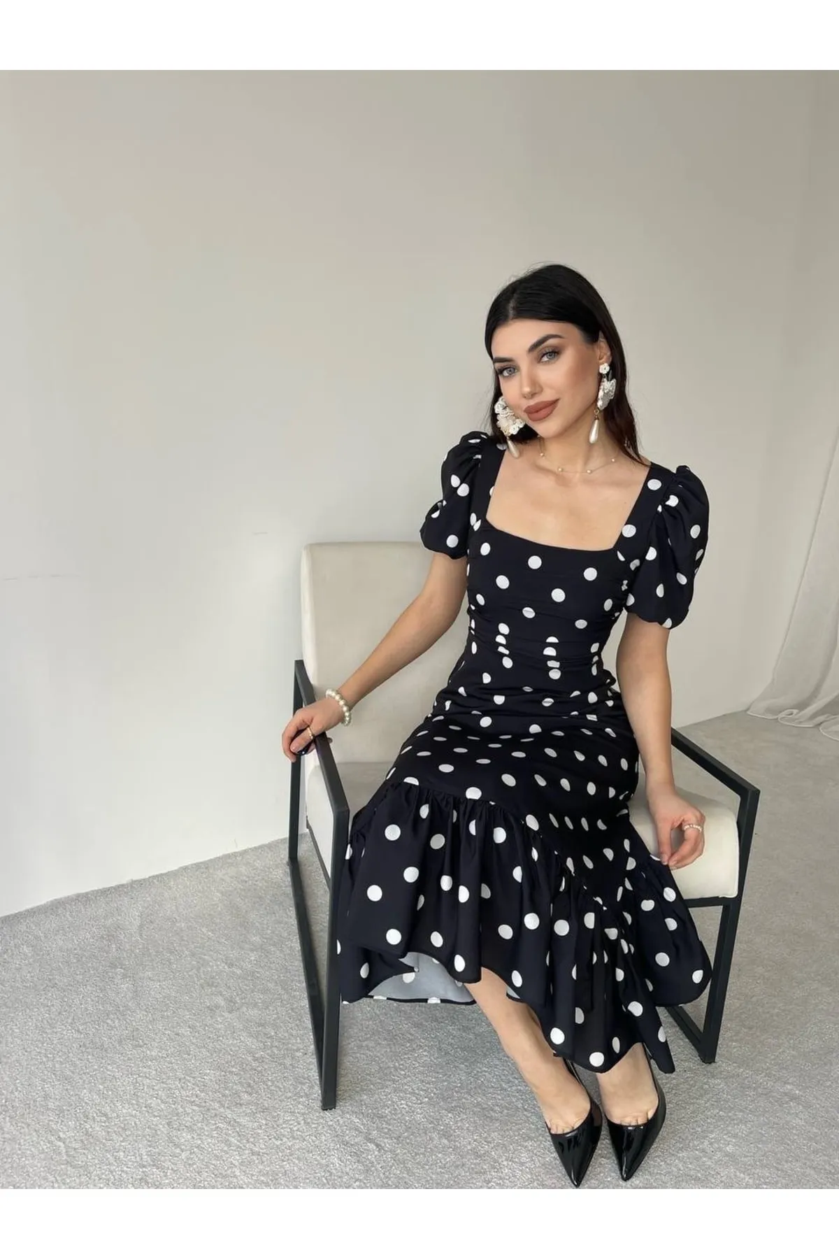 SONREİR  Langes, gepunktetes Kleid mit Ballonärmeln und quadratischem Ausschnitt