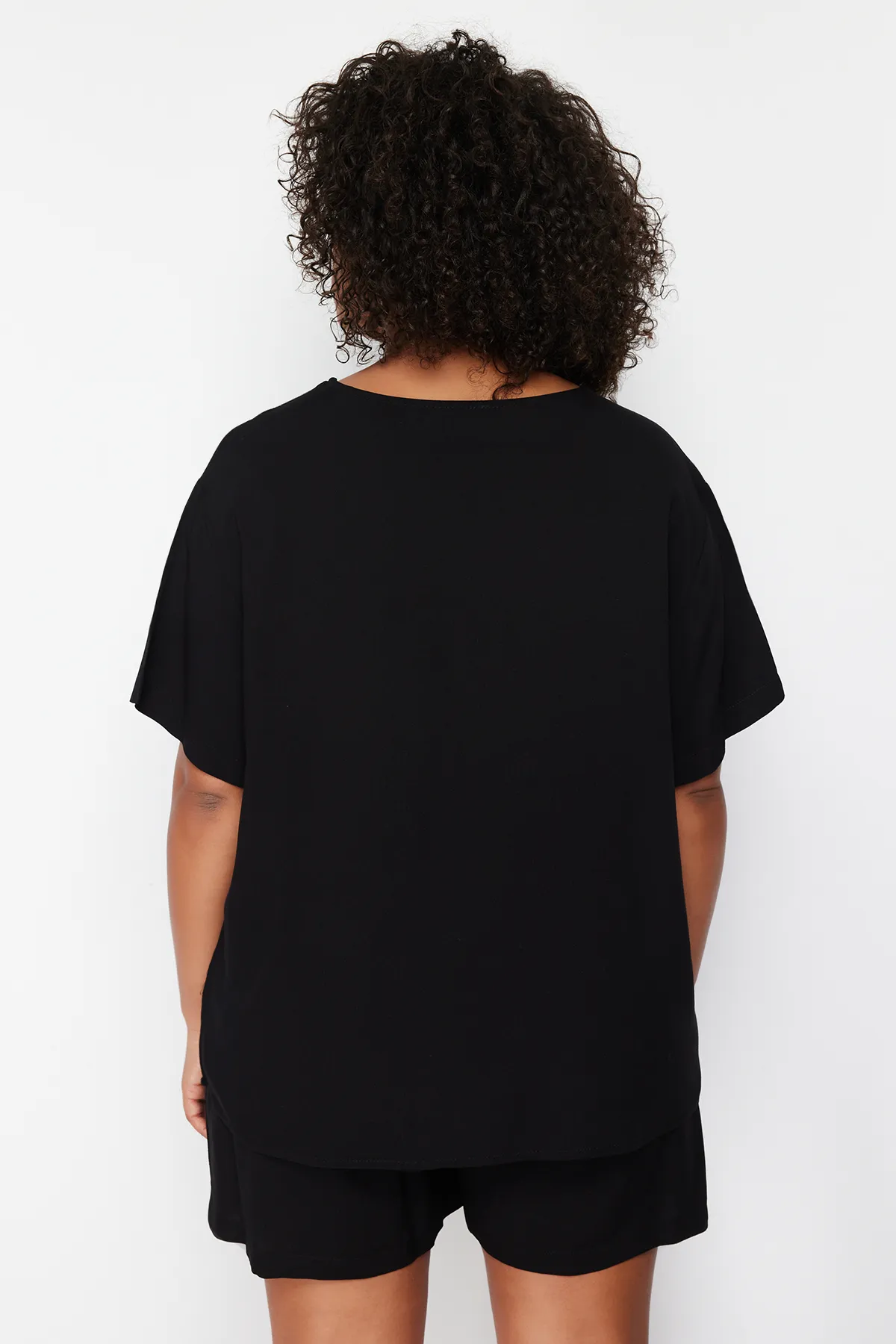 Trendyol Curve  Schwarzes gewebtes Pyjama-Set mit Rundhalsausschnitt TBSSS24AI00005