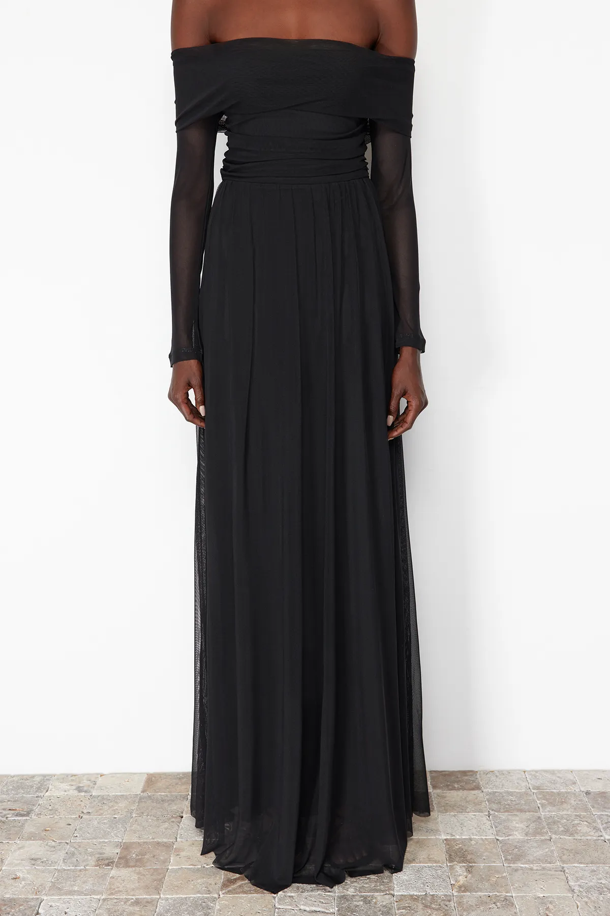Trendyol Collection  Schwarzes langes Abendkleid aus Tüll mit Carmenkragen TPRSS24AE00068