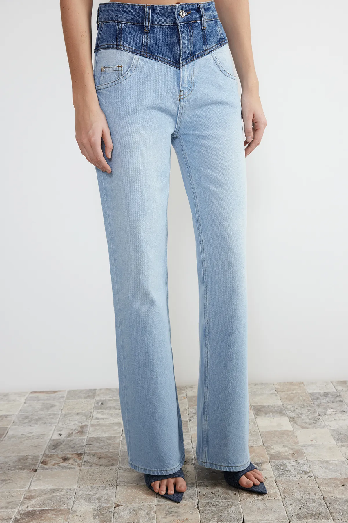 Trendyol Collection  Blaue Farbblock-Jeans mit hoher Taille und weitem Bein TWOSS24JE00110