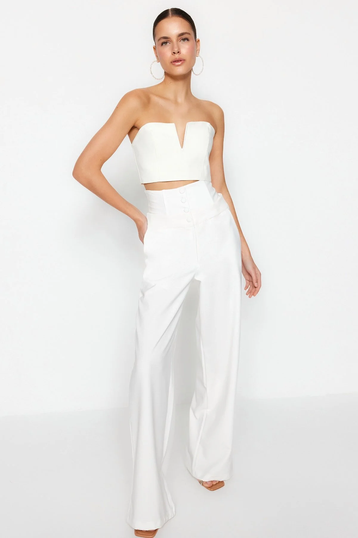 Trendyol Collection  Ecru gewebte Hose mit Korsettdetail TPRSS23PL00033