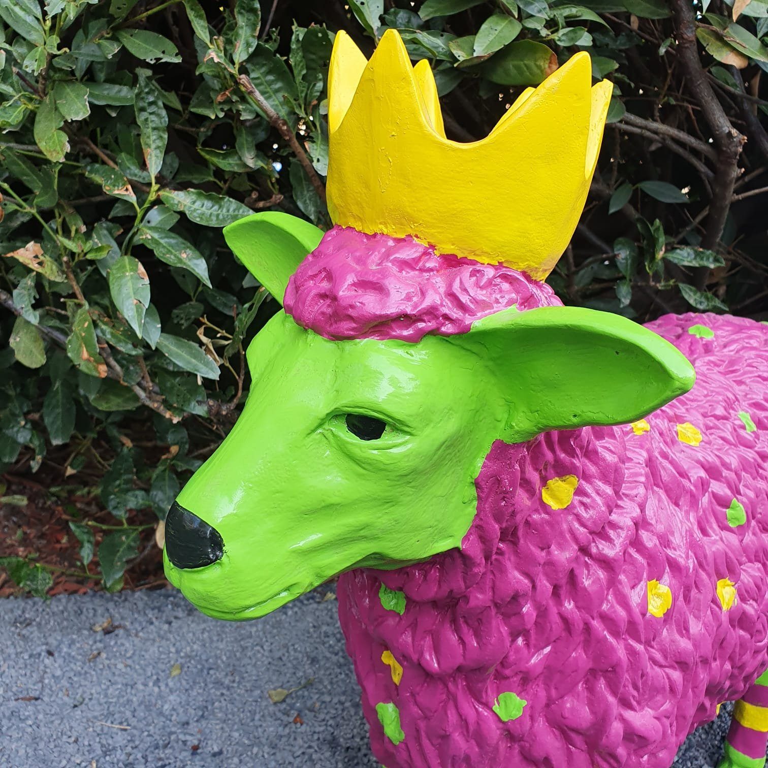 Aspinaworld Gartenfigur bunte Schaf Figur mit Krone 45 cm wetterfest