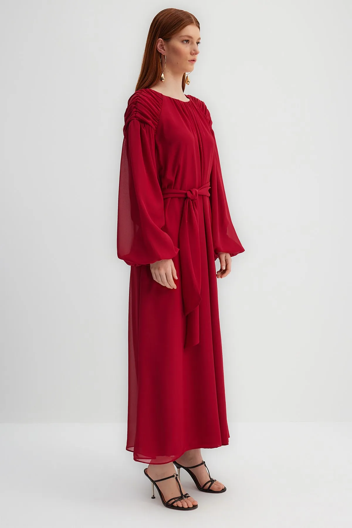 Trendyol Modest  X Kevser Sarıoglu Fuchsia Chiffon-Abendkleid mit drapierten Schultern und Gürtel TCLSS23DB00005