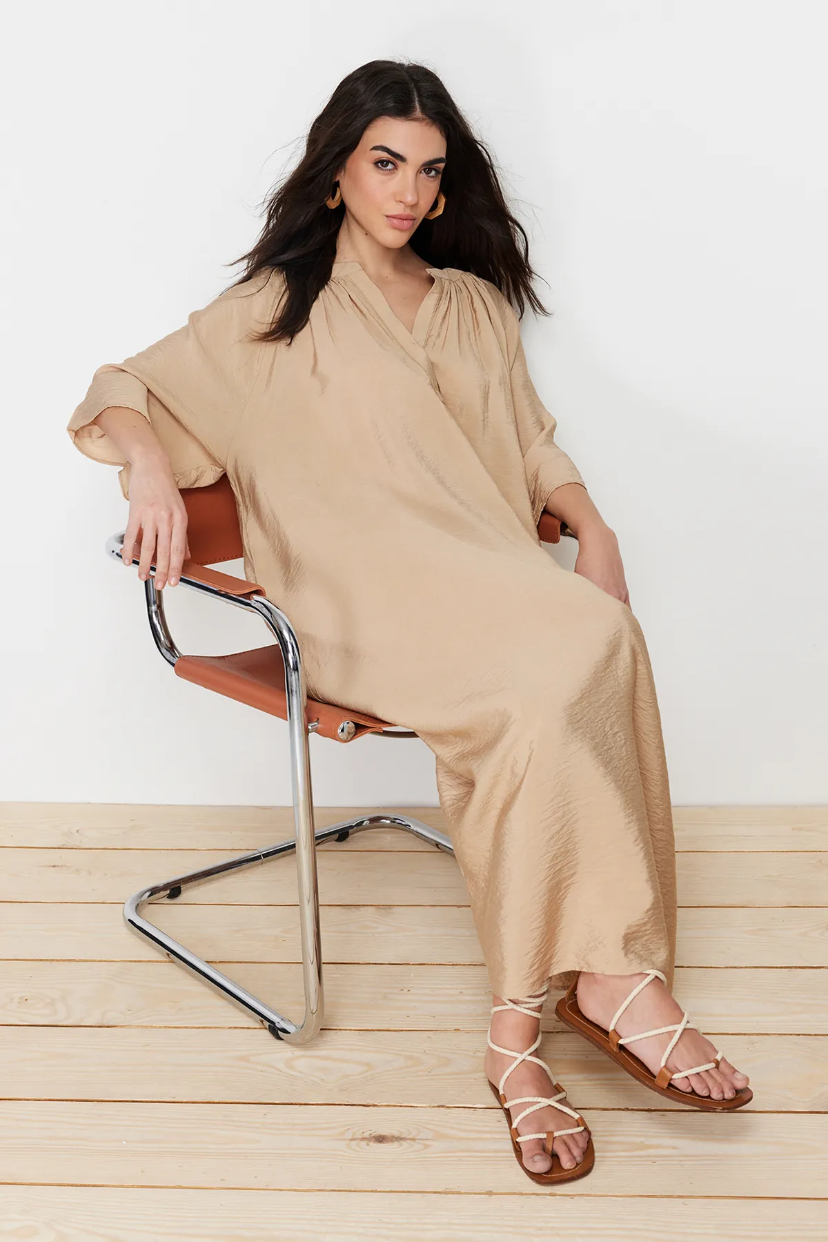 Trendyol Modest  Kamelfarbenes Aerobin-Kimono- und Kaftan-Kleid mit V-Ausschnitt und halblangen Ärmeln TCTSS24KK00002
