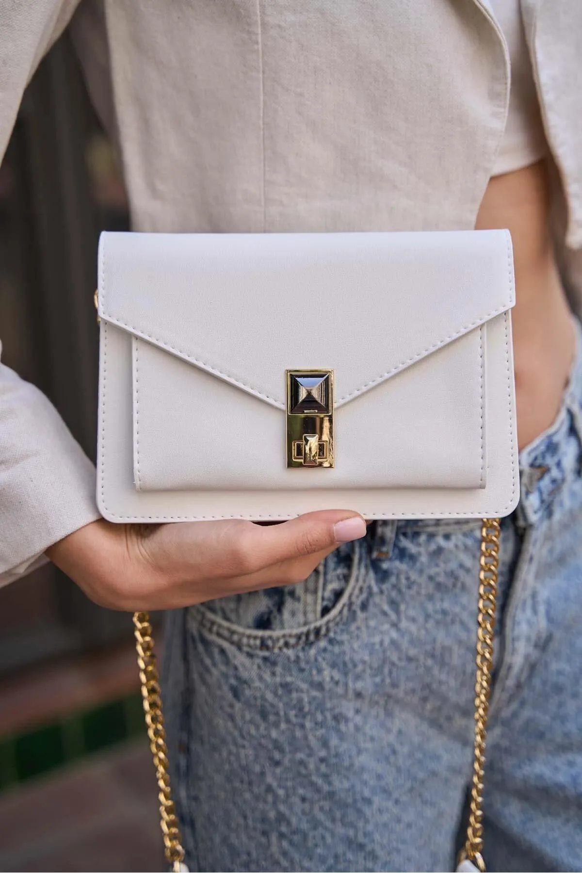 Madamra  Weiße Umhängetasche für Damen mit Accessoires und Clip-Detail