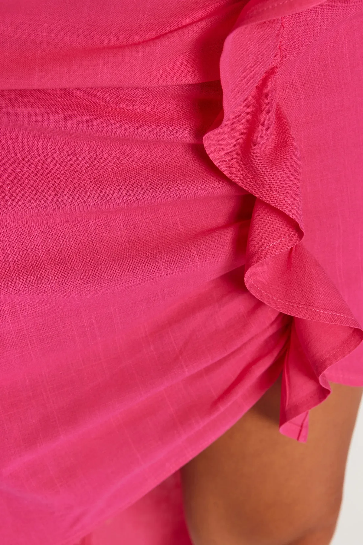 Trendyol Collection  Rosa, gewebtes, gerafftes Einschulter-Blusen-Rock-Set aus 100 % Baumwolle TBESS23AU00074