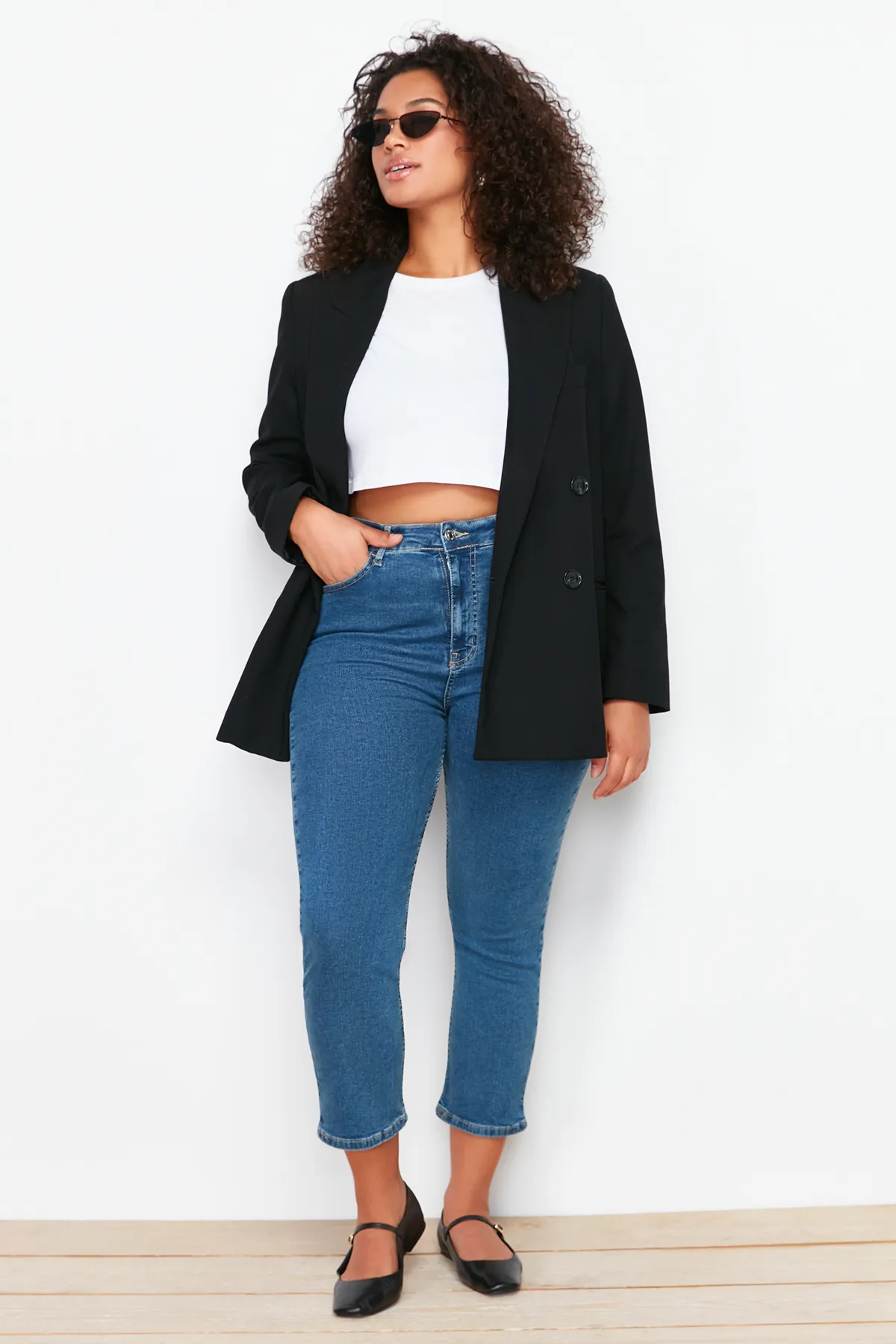 Trendyol Curve  Blaue, kurze, dehnbare Skinny-Denim-Jeans TBSSS24CJ00032