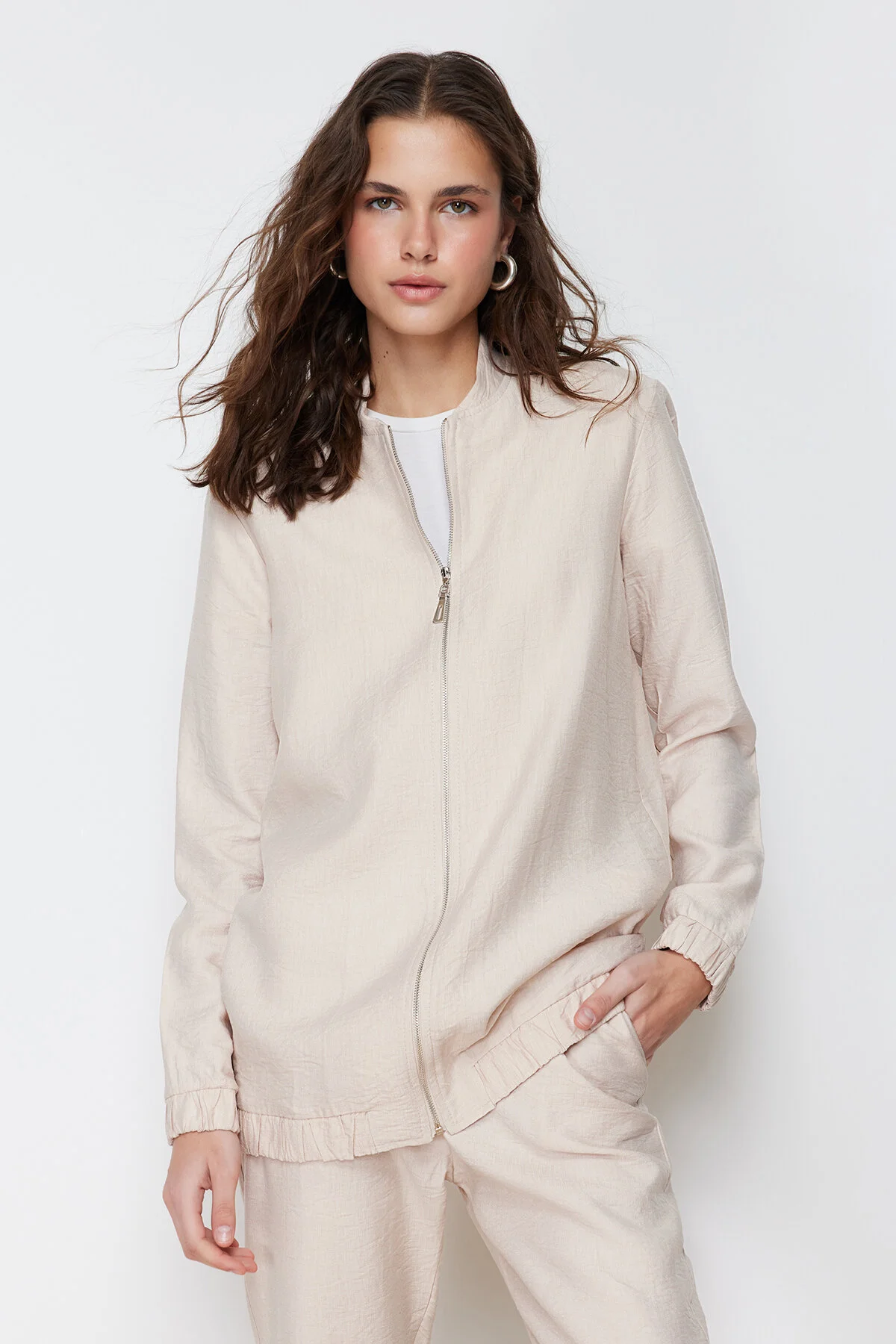 Trendyol Modest  Beigefarbenes Set mit gewebten Hosen, Tunika, Oberteil und Unterteil in Leinenoptik TCTSS24US00016
