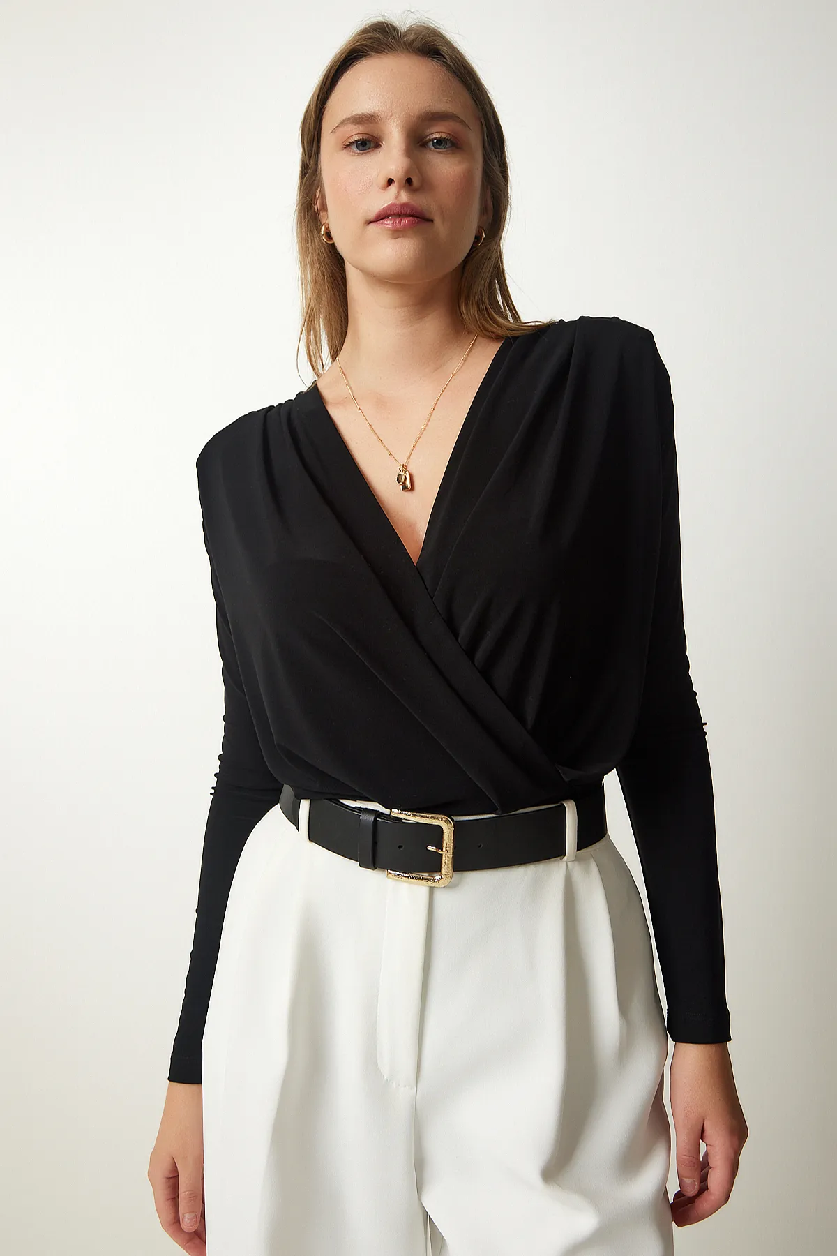 Happiness İstanbul  Schwarze Strickbluse zum Anstecken mit Wickelkragen für Damen FF00147