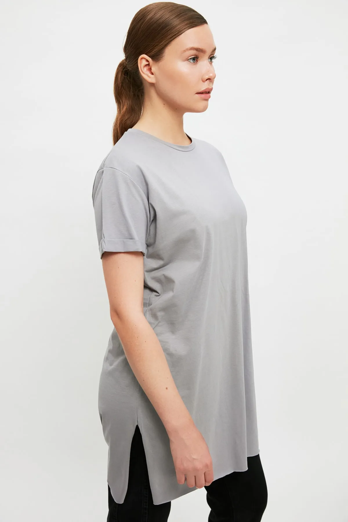 Trendyol Modest  Graues Basic-Kurzarm-Single-Jersey-T-Shirt mit Schlitz aus 100 % Baumwolle TCTSS21TN0056