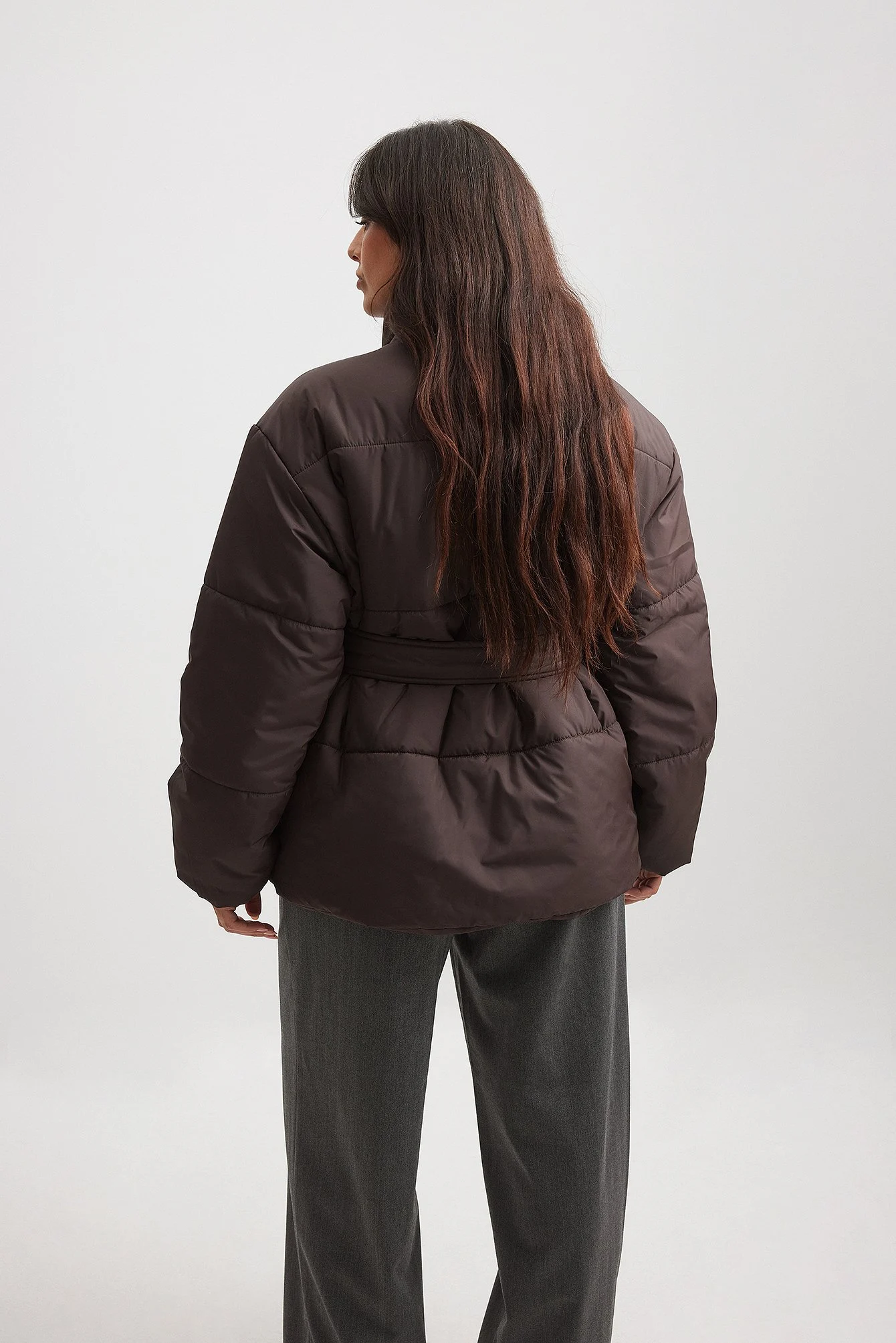 Kurze, gefütterte Jacke mit Gürtel