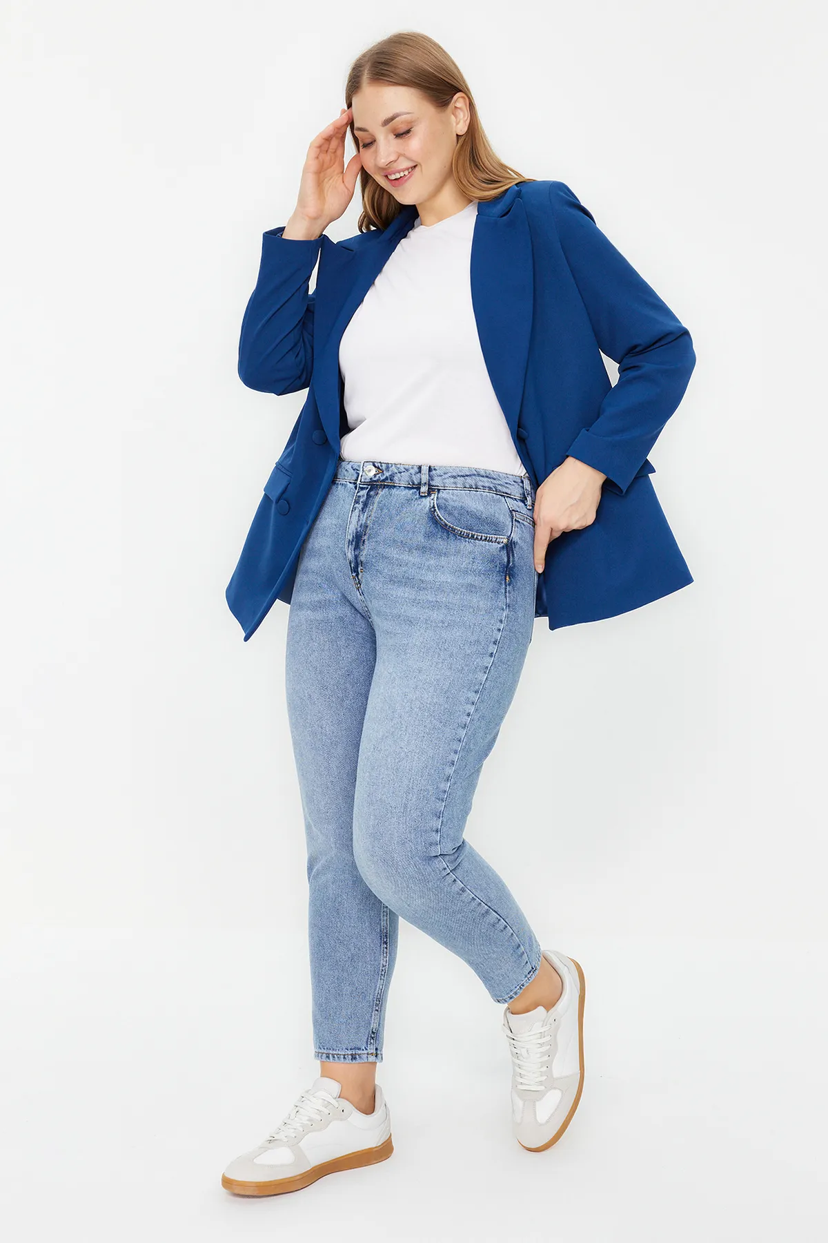 Trendyol Curve  Hellblaue High-Bel-Mom-Jeans TBBAW24CJ00075