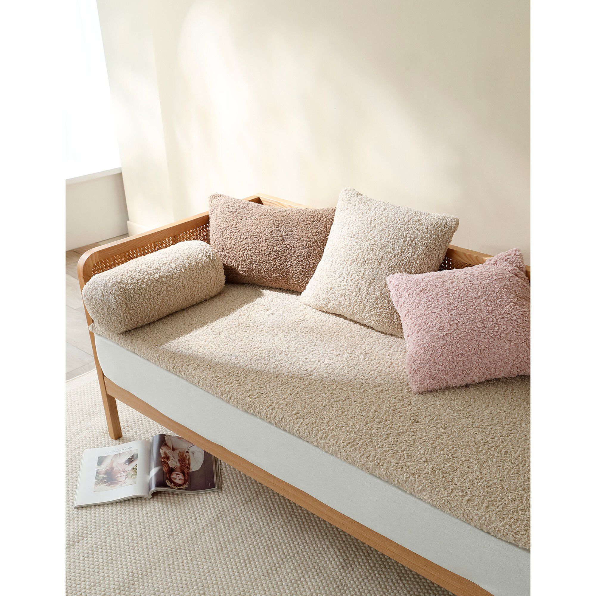 Coussin cylindrique en bouclette sherpa moutonnée