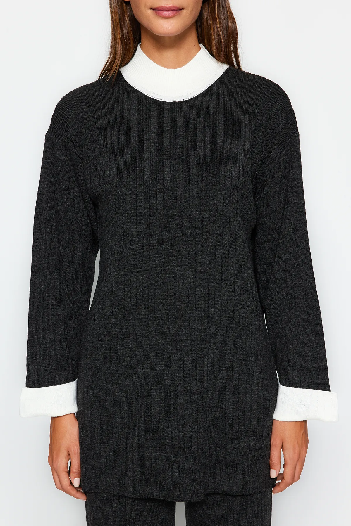 Trendyol Modest  Anthrazitfarbenes Strickset mit Stehkragen und Farbblock-Muster, gerippter Pullover und Hose TCTAW22US0080