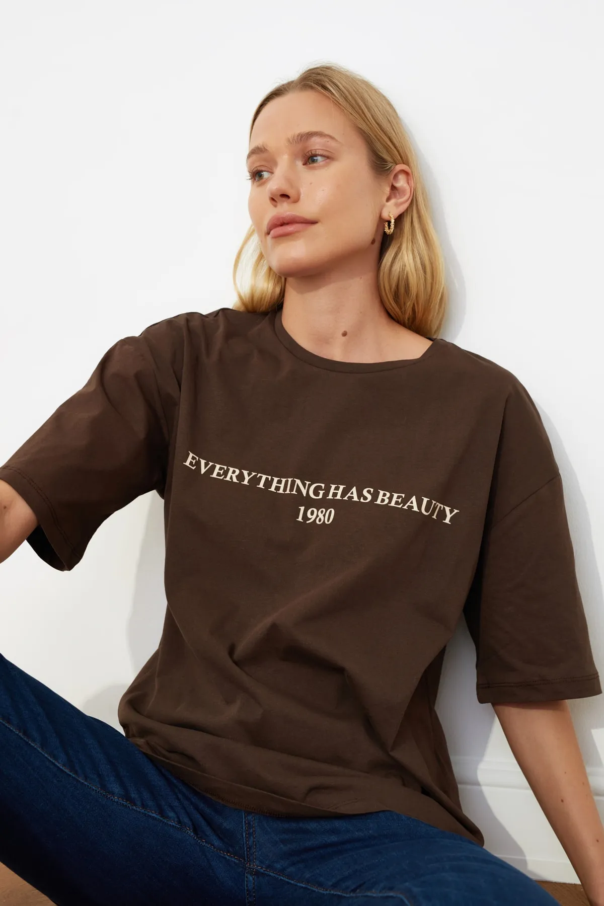 Trendyol Collection  Braunes, locker geschnittenes, gestricktes T-Shirt aus 100 % Baumwolle mit Slogan-Aufdruck TWOSS19GH0034